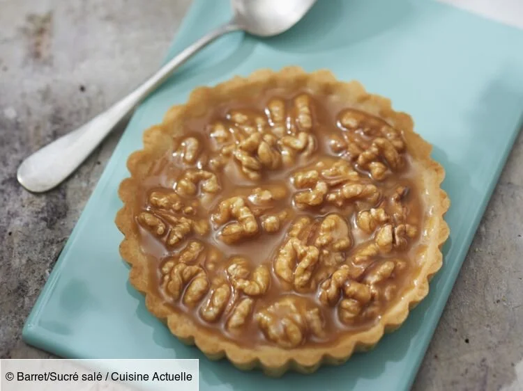 tarte aux noix et caramel sur une serviette verte