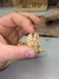 noix cassé avec un marteau parfaitement entière