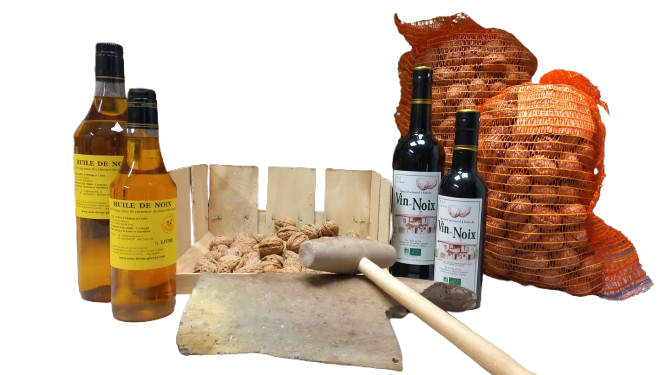 filet de noix de Grenoble, bouteille d'huile de noix et cerneaux de noix.