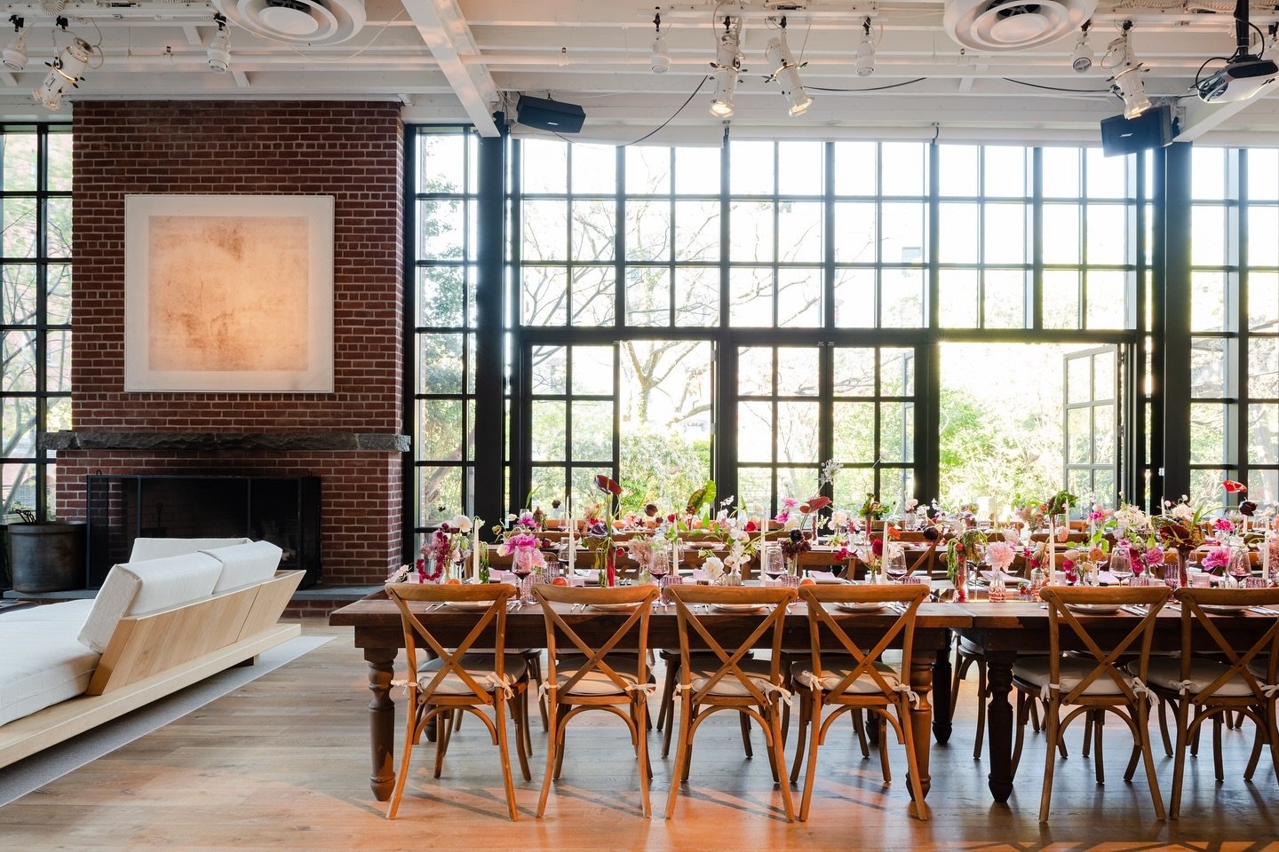 ESTĒE LAUDER NUTRITIOUS DINNER

The Stephan Weiss Loft in West Village was transformed into a floral wonderland, with lush botanical and vibrant florals.

Curated by Chef @sophia_roe, the dinner menu focuses on fresh and organic ingredients served fa