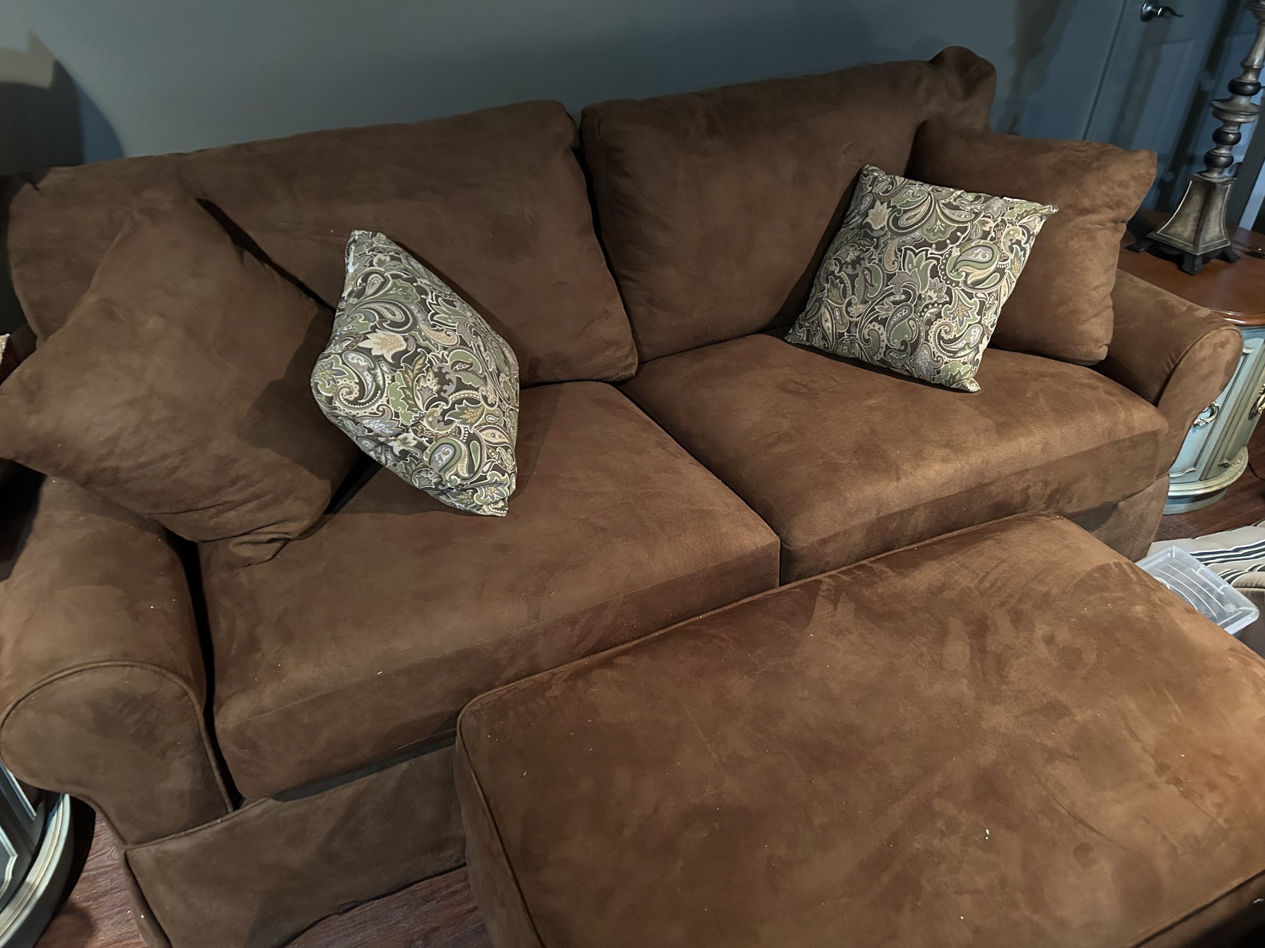 Couch - 7’ Brown w/pullout bed