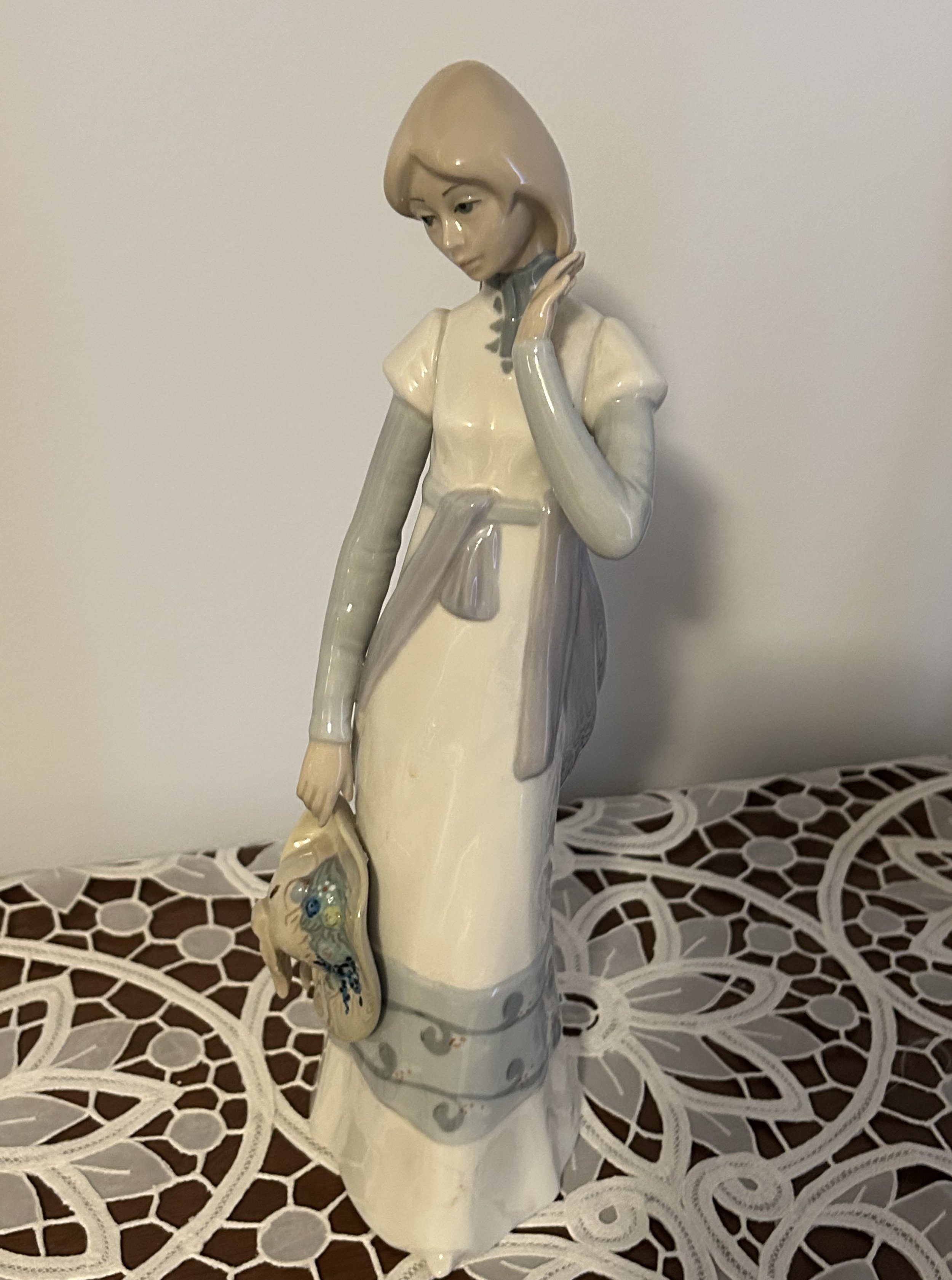 Statue - Girl w/hat