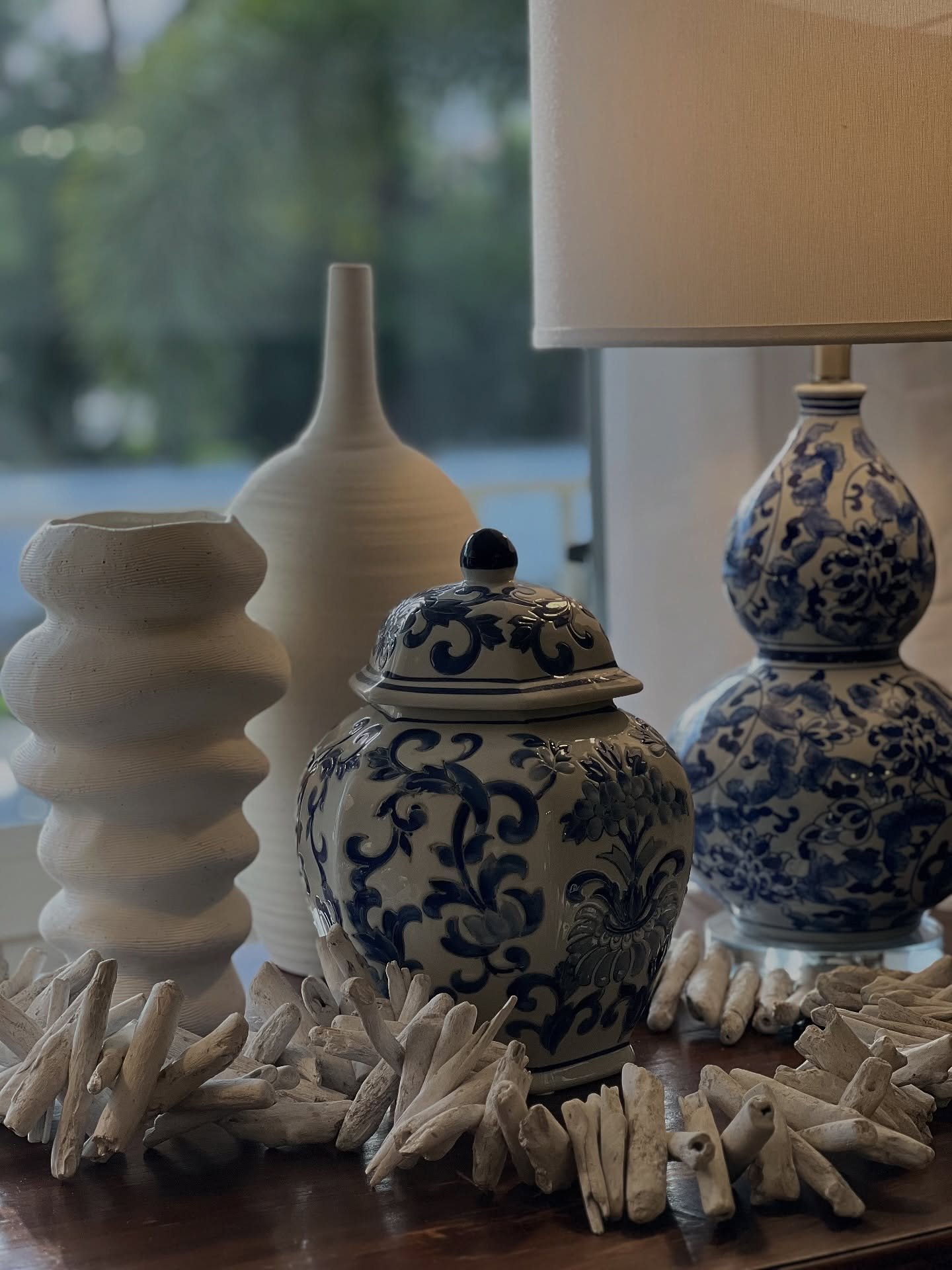 A big part of healthy home life is puttering and moving things around. Originating from the 17th-century term &ldquo;potter&rdquo; (to poke at something), it is a form of productive relaxation. 

#exquisitelybored #blueandwhitedecor #blueandwhitecera