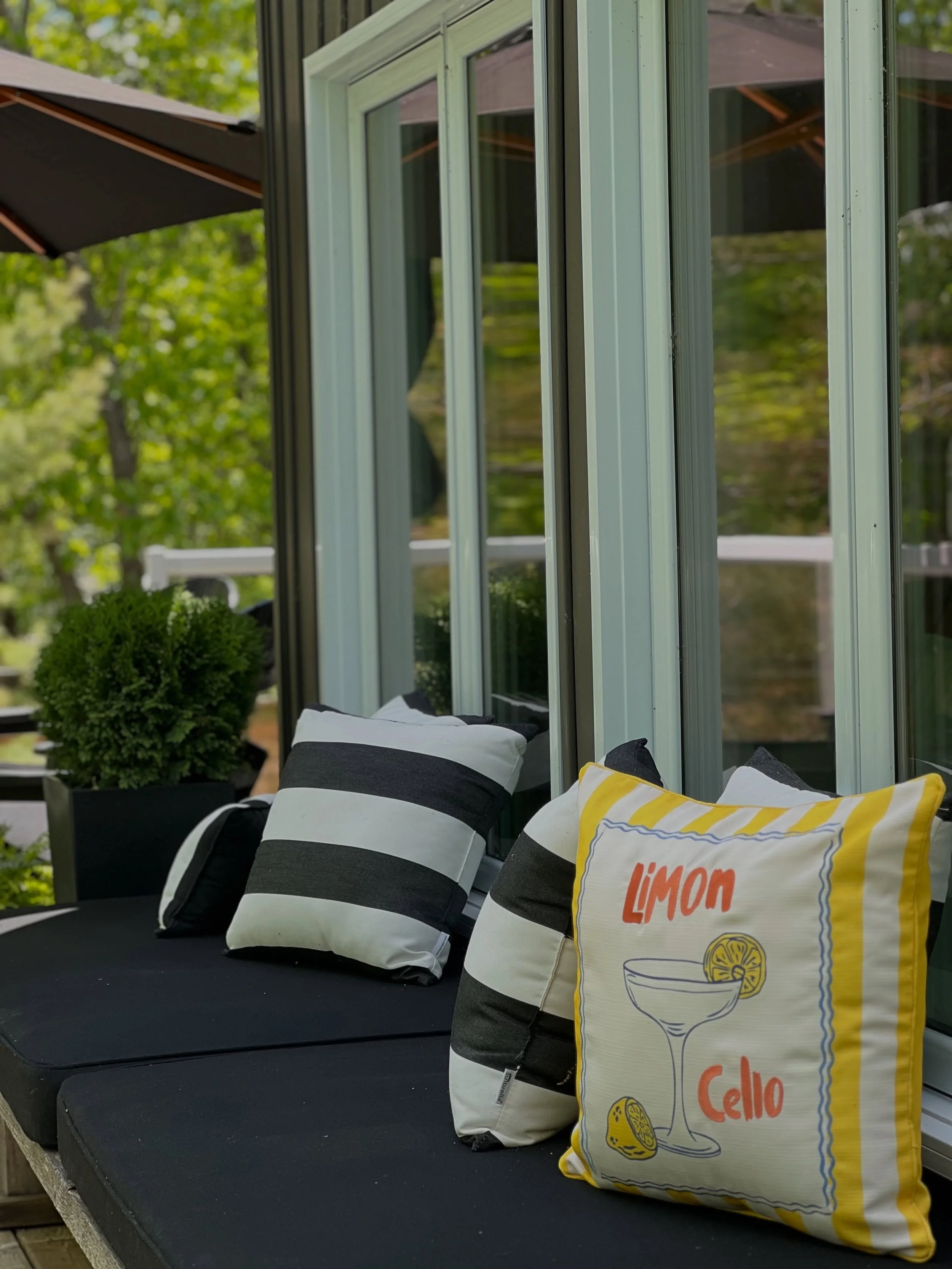 Cin Cin! 🍋 I know someone who has the aperol spritz version of this pillow! 🍊so fun mixed in with my black and white cabana stripe!

#exquisitelybored #cincin #limoncellospritz🍋 #stoneylake