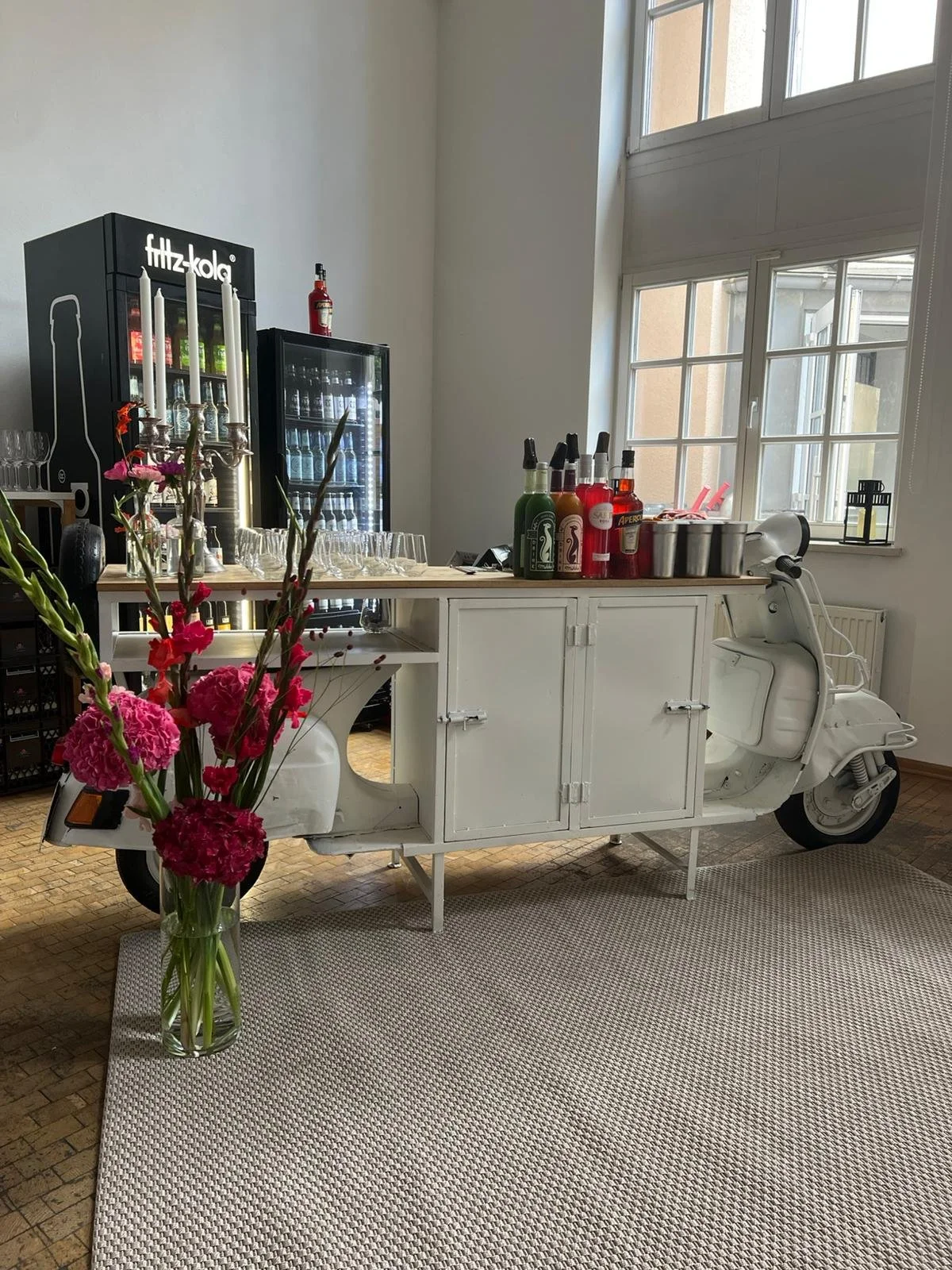 Mobile Event Bar mit Kühlschrank, Getränken und Gläsern für Veranstaltungen im Verleih