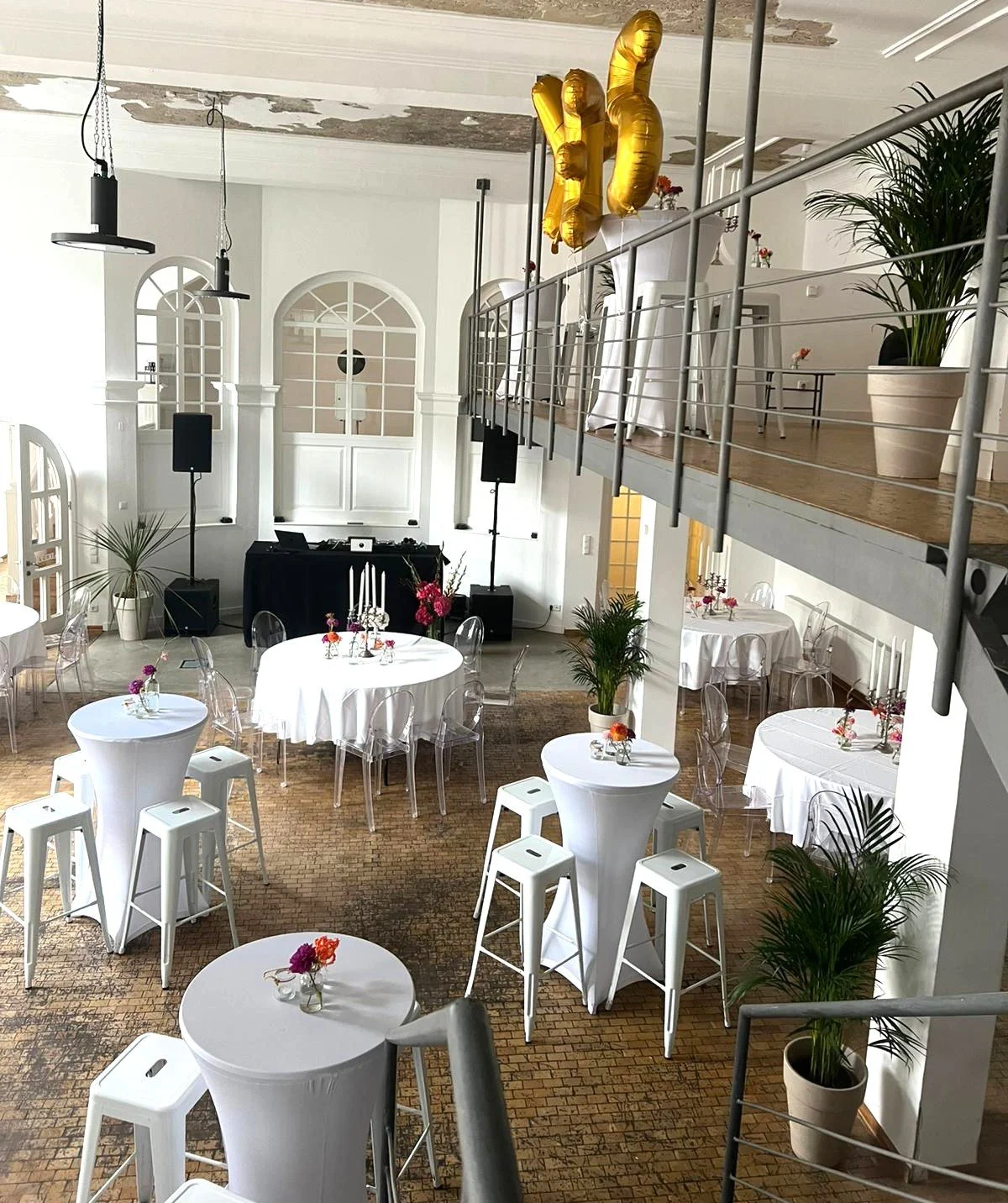 Hochzeitsausstattung mit Tischen, Stehtischen und Dekoration für stilvolle Hochzeiten im Verleih