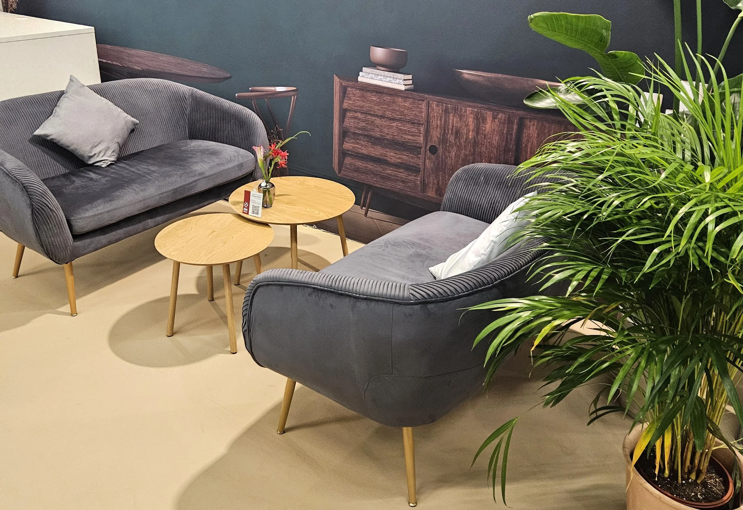 Moderne Loungemöbel für Firmenfeiern, Sommerfeste und exklusive Events mieten. Bequeme Sitzbereiche schaffen eine entspannte Atmosphäre für deine Gäste.
