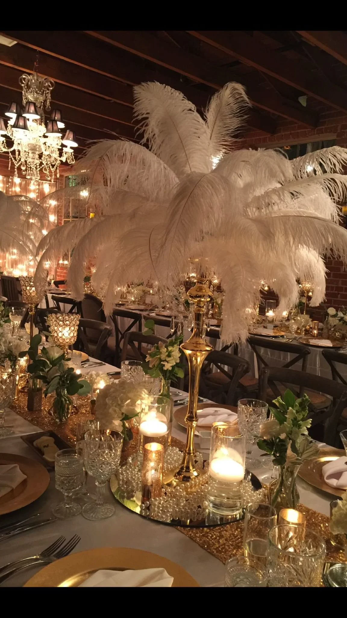 Elegante Tischdekoration für Firmenfeiern, Galas und Kundenevents. Von stilvollen Gedecken bis zu floralen Arrangements für ein hochwertiges Ambiente.