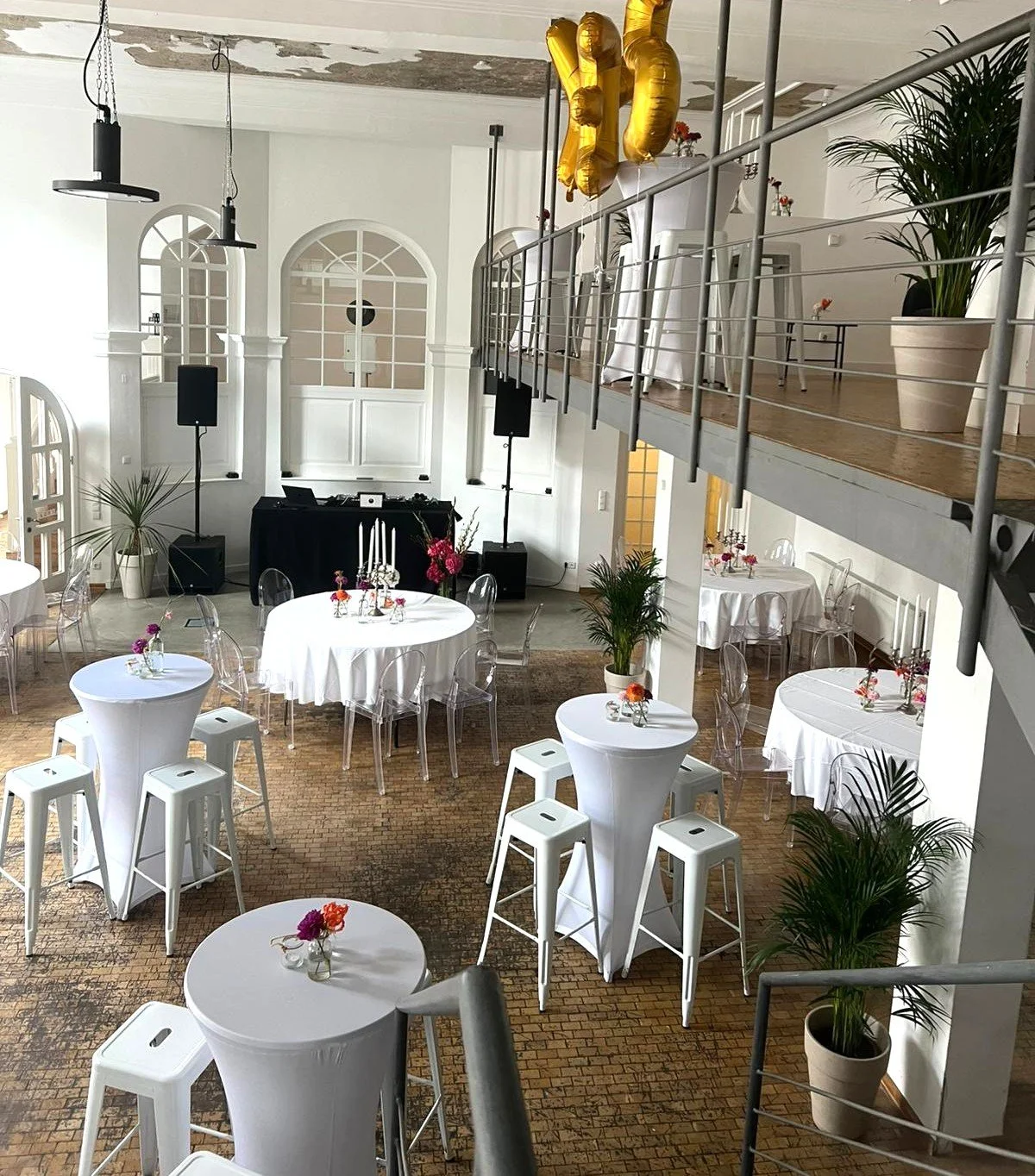 Passend Hochzeitsausstattung direkt über uns mieten. Ob Hochzeitsfeier, Sektempfang, Trauung oder Outdoor-Hochzeiten. Wir kümmern uns von Planung bis Abbau.