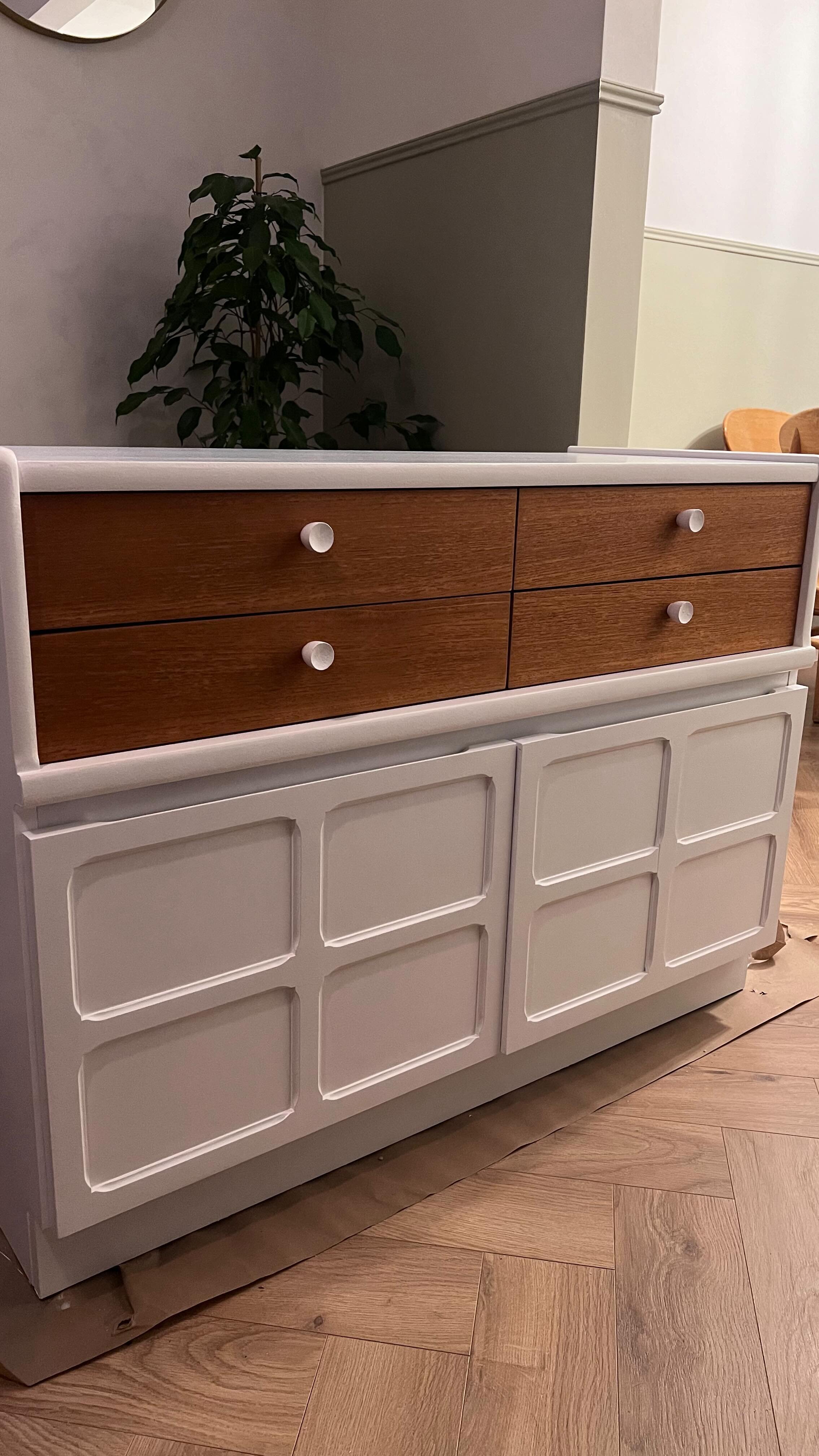 A nice little up cycle for this piece of furniture, @zinsseruk to block the previous varnish, wood, and nicotine stains! @johnstonespaint for the durable satin white! @osmo_uk to protect the bare wood! 👌🏽 #upcycling #furnituremakeover #furniture #p