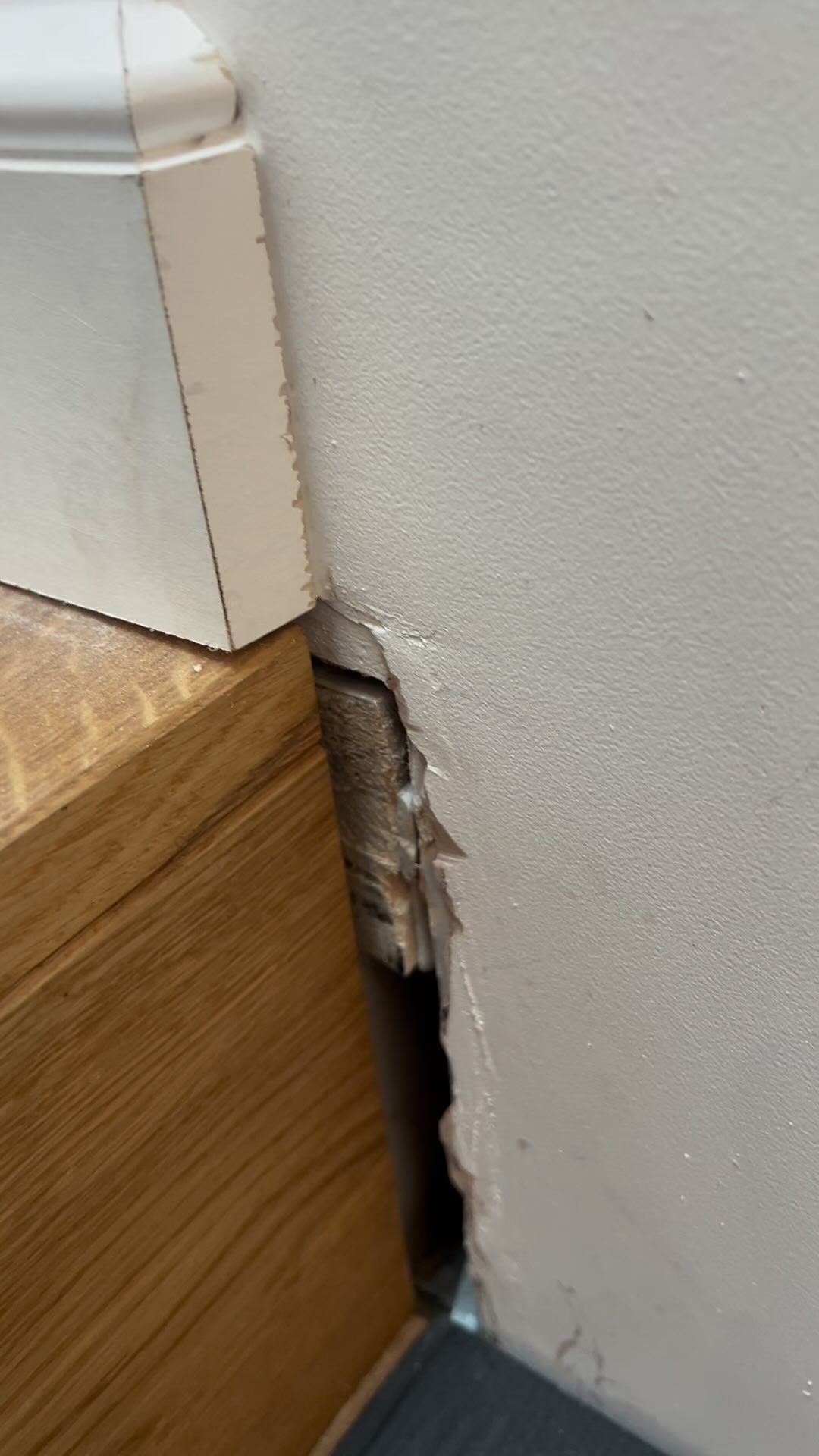 Making good 😎 a quick fix but makes a big difference 💪🏽 #painting #decorating #filler #repair #diyhomedecor
