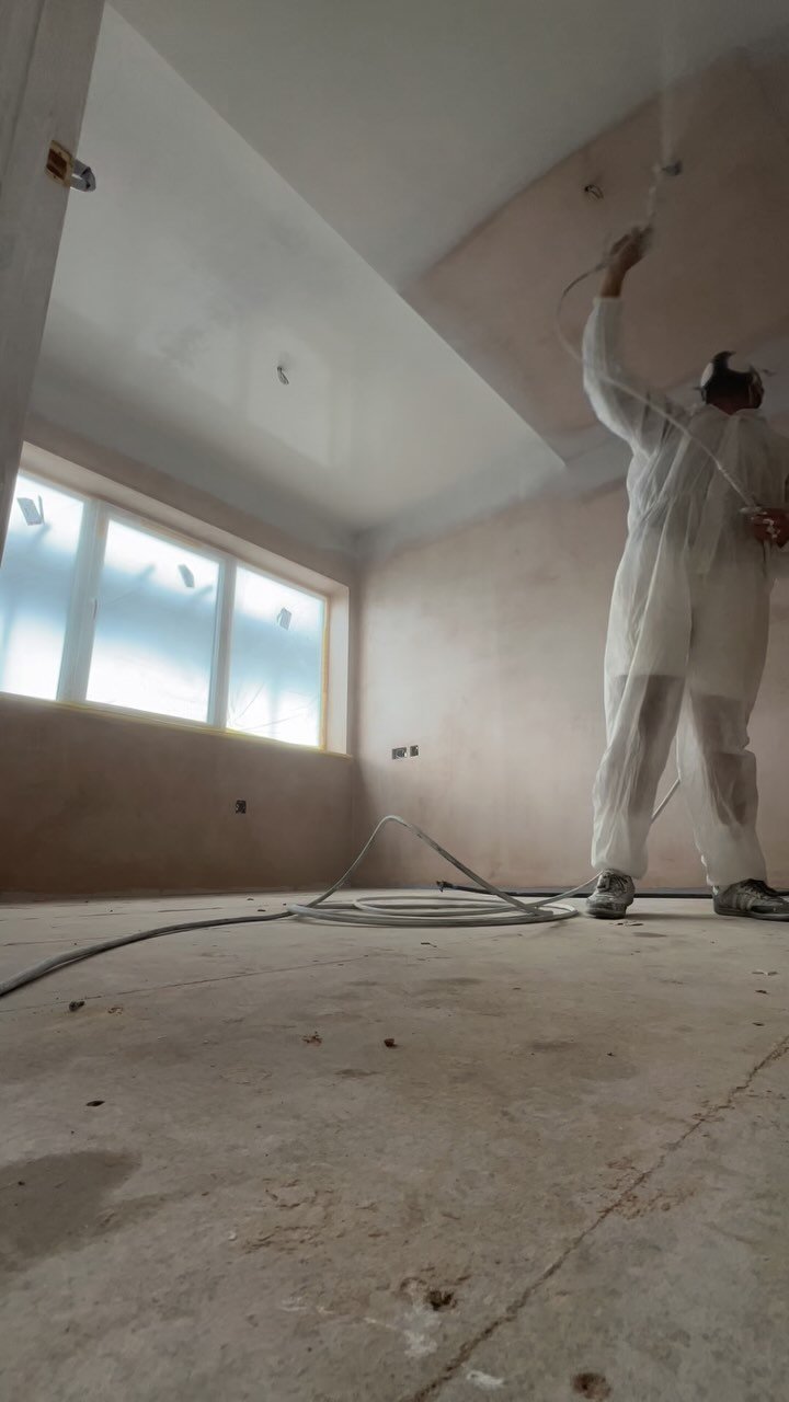 Not every project is suited to spraying, but when it is, you’d be silly not to! 💪🏽 6 flats in #stivescornwall in the last few days! @tritechindustries #graco #spraypainting #painting #cornwall #tritech