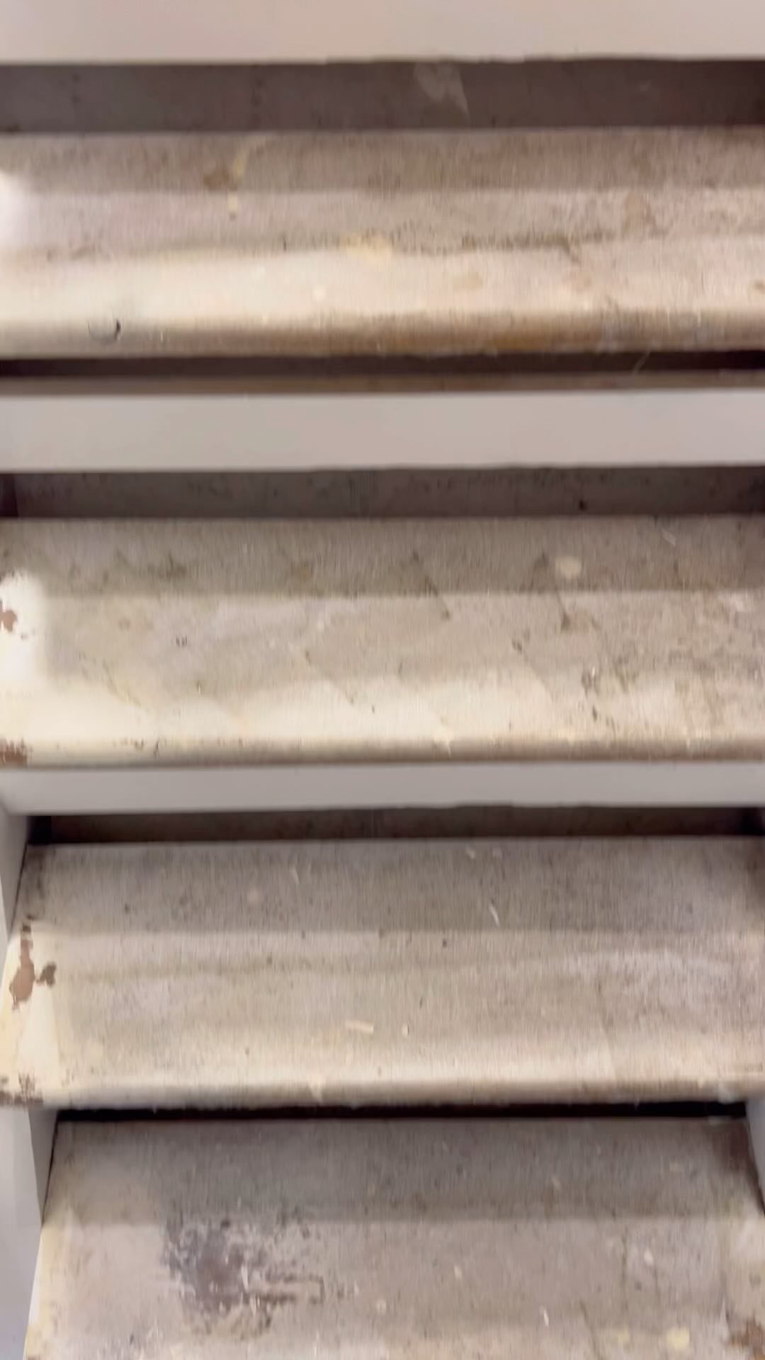 Dustless sanding to bring some life back into these stairs 😷 #hayle #cornwall #decorating #painter