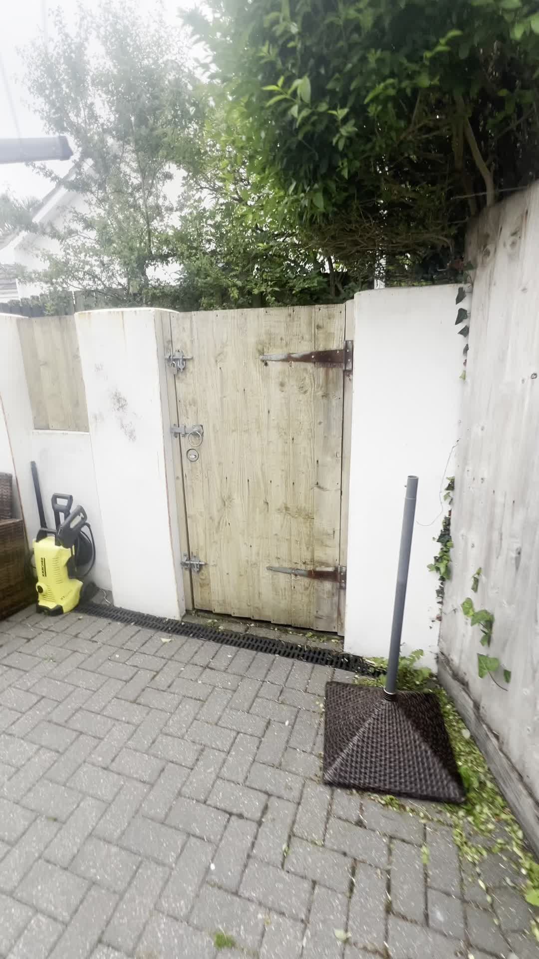 This sun has got us reminiscing of previous exteriors completed. Yet again @emperor_paint coming into its own on this seaside property. This self cleaning paint helps with the constant seagull mess 🙈 and is now our go to product for the harsh elemen