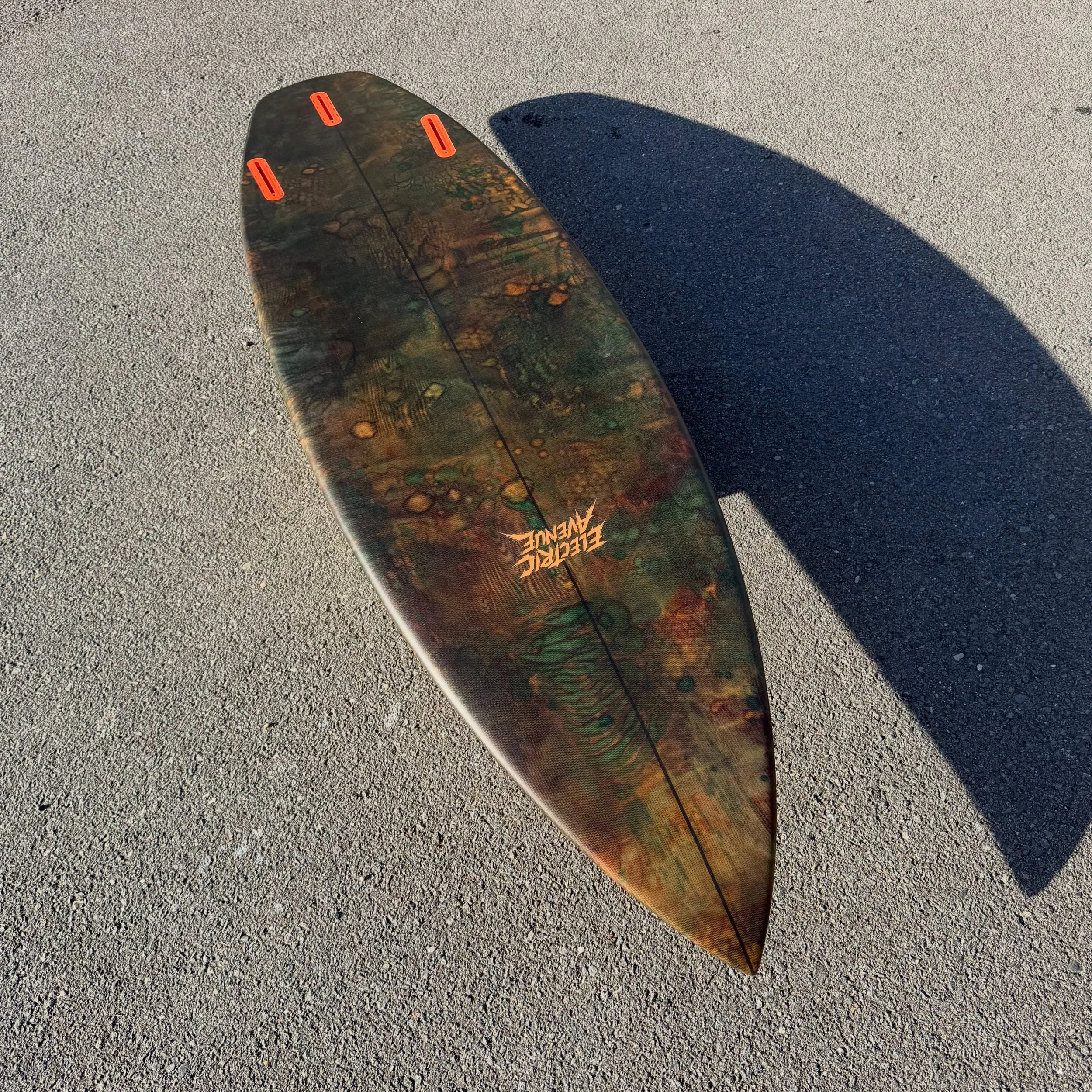 ~ 5'10 x 19 1/4 x 2 3/8 ~

Small wave diamond tail thruster for Tom wrapped in camo