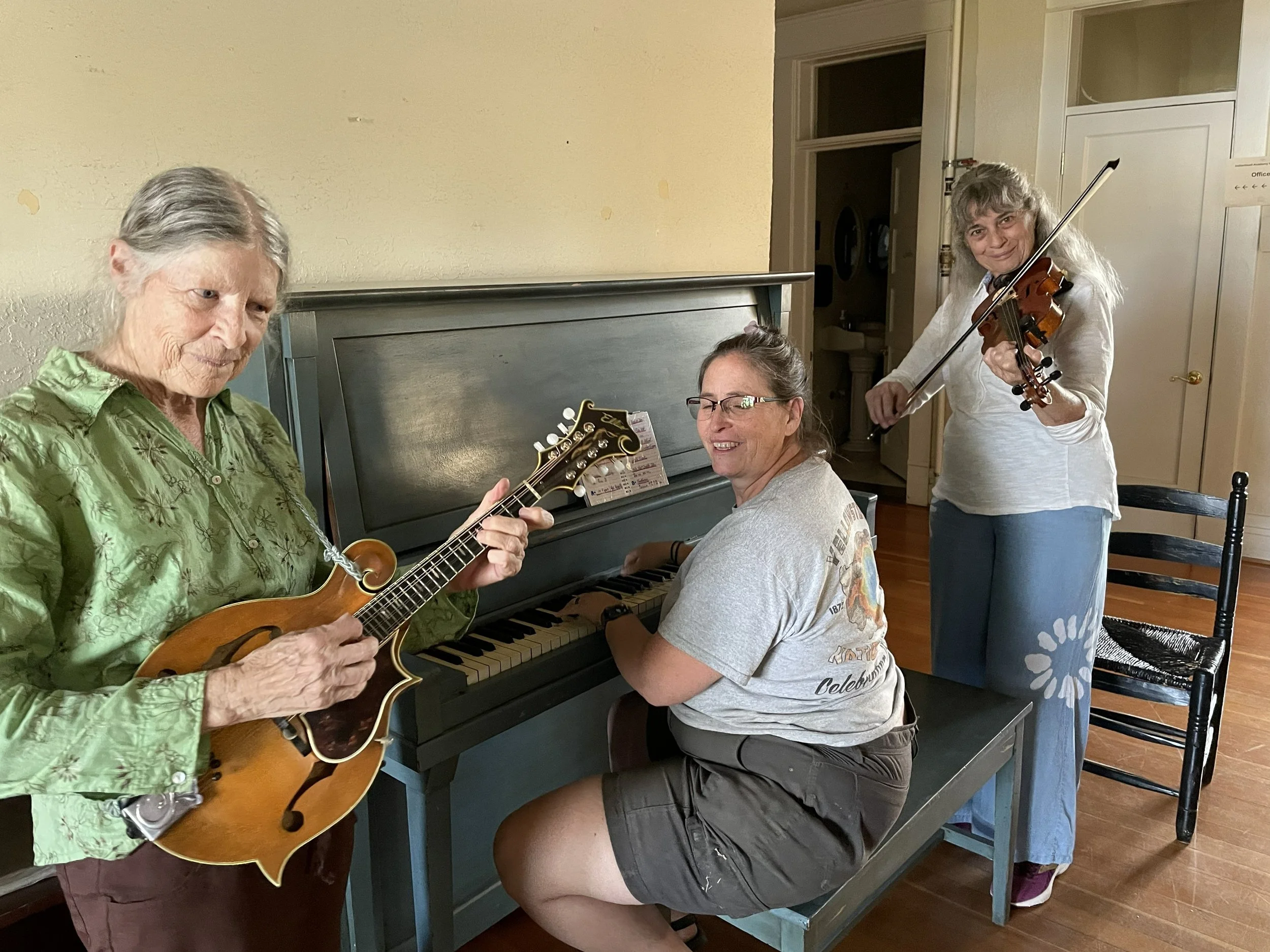So convenient having a piano next to the kitchen so a few tunes could be played while waiting for dinner. Who thinks we should get a piano in Stickerville? What about a workshop next year "Piano Backup for Fiddletunes" ??? Pre-dinner jam with Becky S