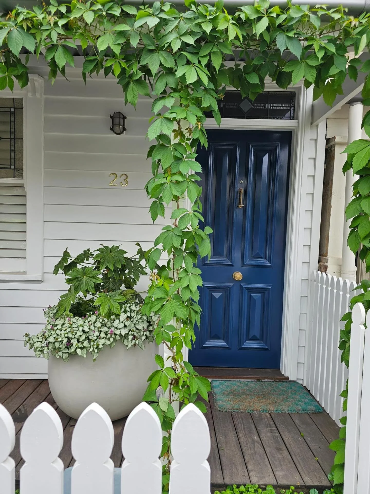 A little greenery goes a long way in making a home feel inviting. 🌿💙

Horticultural Development: @abcamhorticulture 
Design: @benscott_design 
Construction: @greenervisionslandscapes