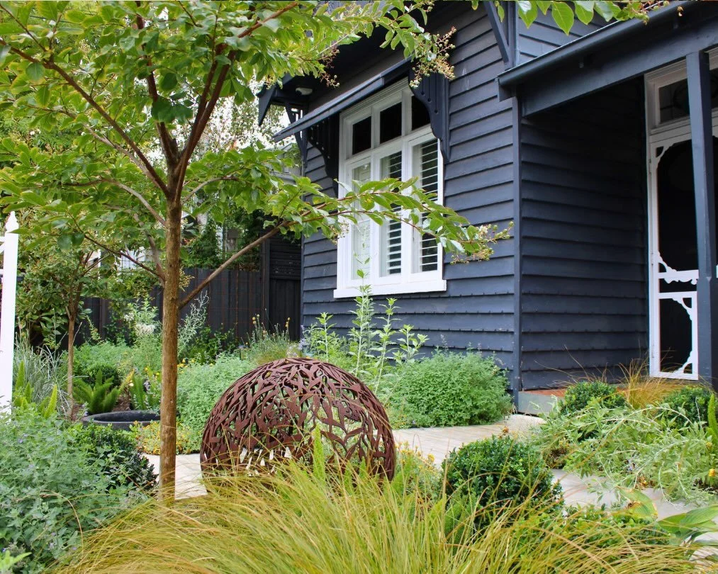 A family home that feels alive &mdash; layered greens, soft movement, and a space designed to be enjoyed, not just admired 🌿

Horticultural Development: @abcamhorticulture 
Construction: @rycorlandscapes 
Design: @paulpritchardlandscapedesign