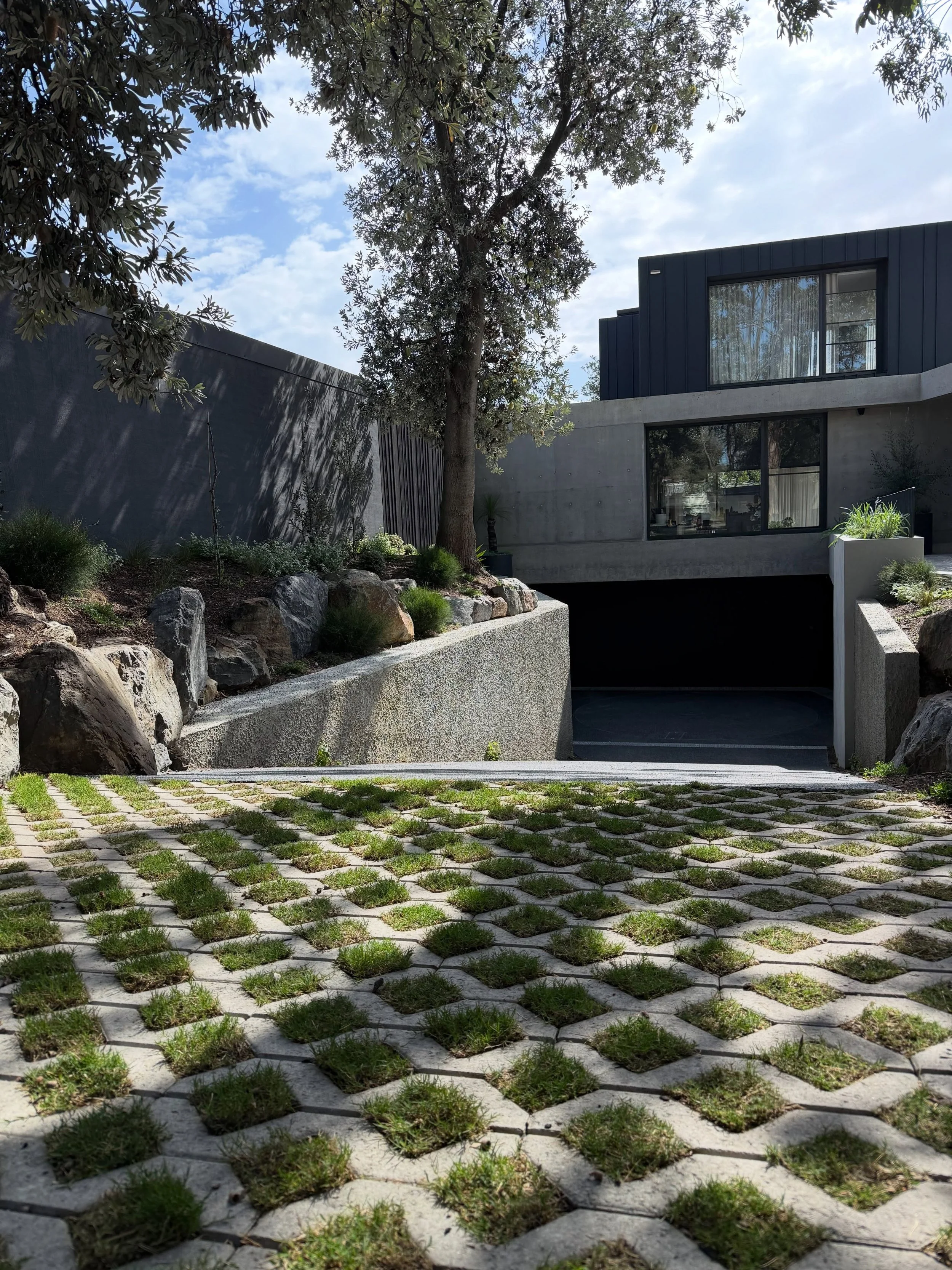 A driveway that feels like part of the garden. 🌿

Horticultural Development: @abcamhorticulture 
Construction: @acmoutdoors 
Design: @mintdesignau