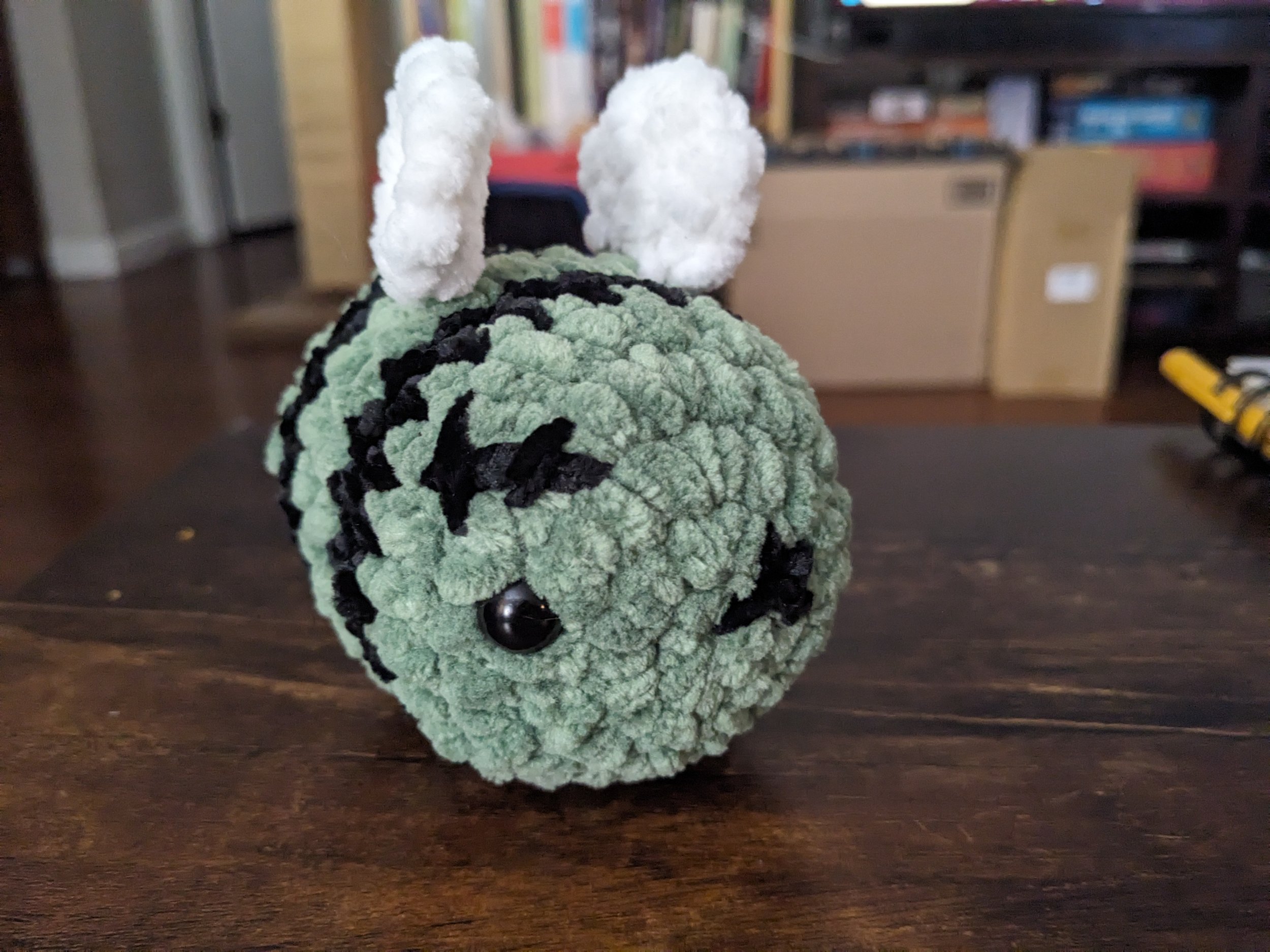 crochet zomBEE for halloween