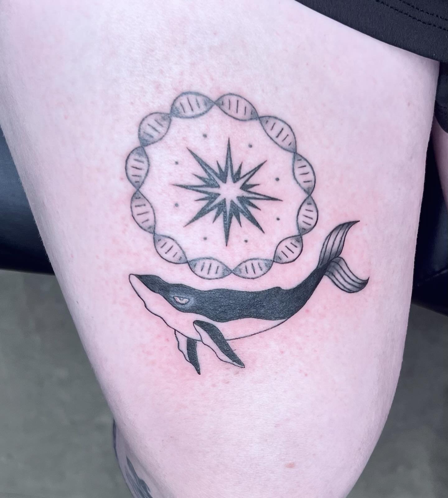 Whale medicine is the medicine of deep rememberance. 
This was my first tattoo out of my apprenticeship last year we finally touched up yesterday ✨ thank you to my long time friend @fahlleeeee for being my first unofficial and first official skin lov