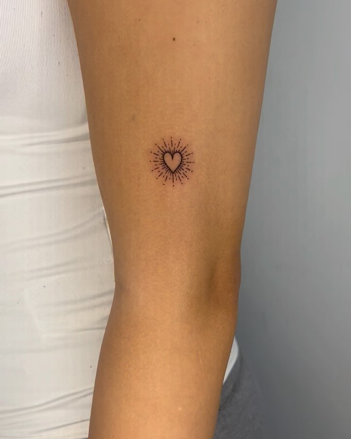 Fine line Sparkling heart 
Here for the tiny tattoos too 🫡❤️
.
.
.
#fineline #tinytattoos #qttr
