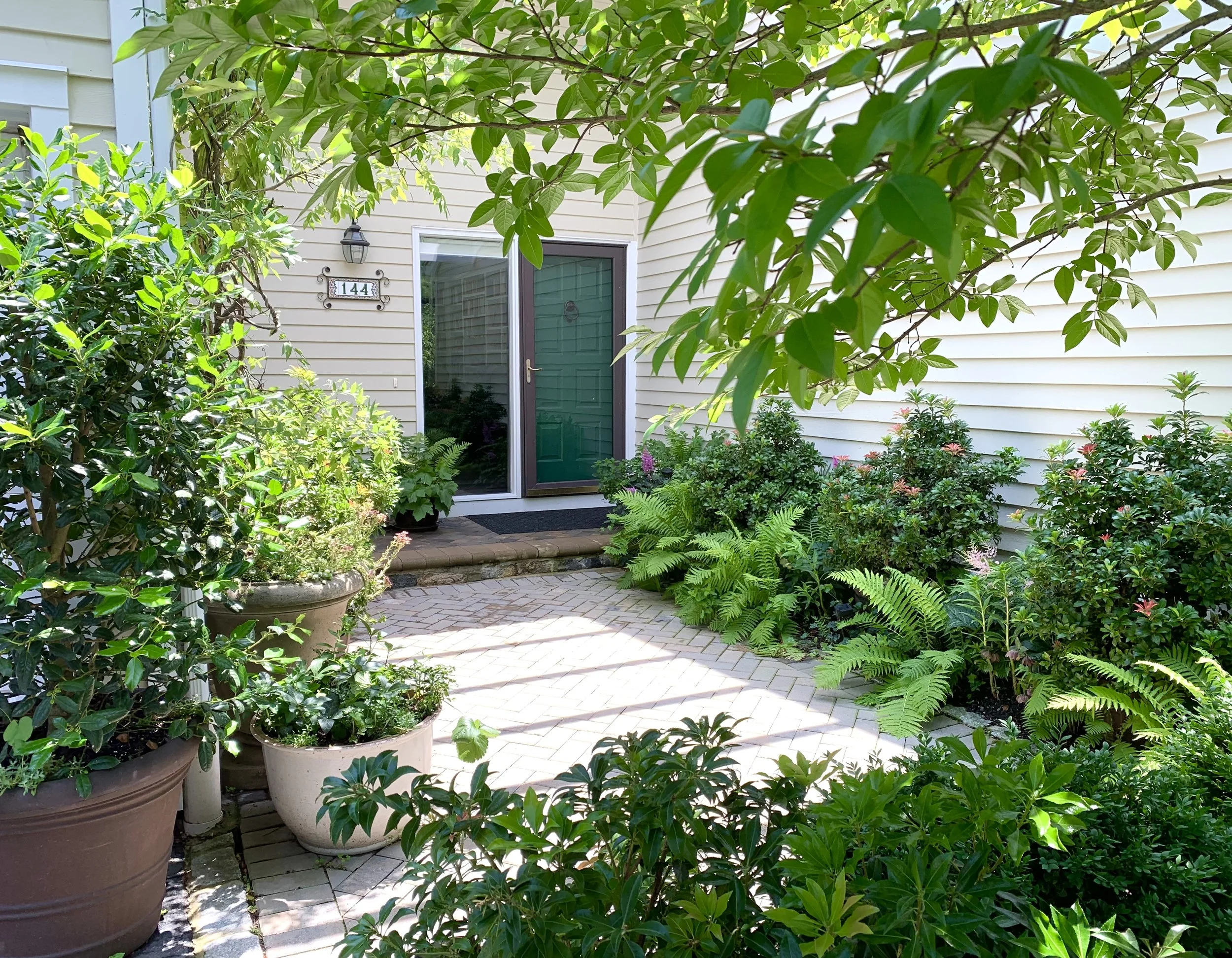 Contemporary_English_Garden_patio.jpeg