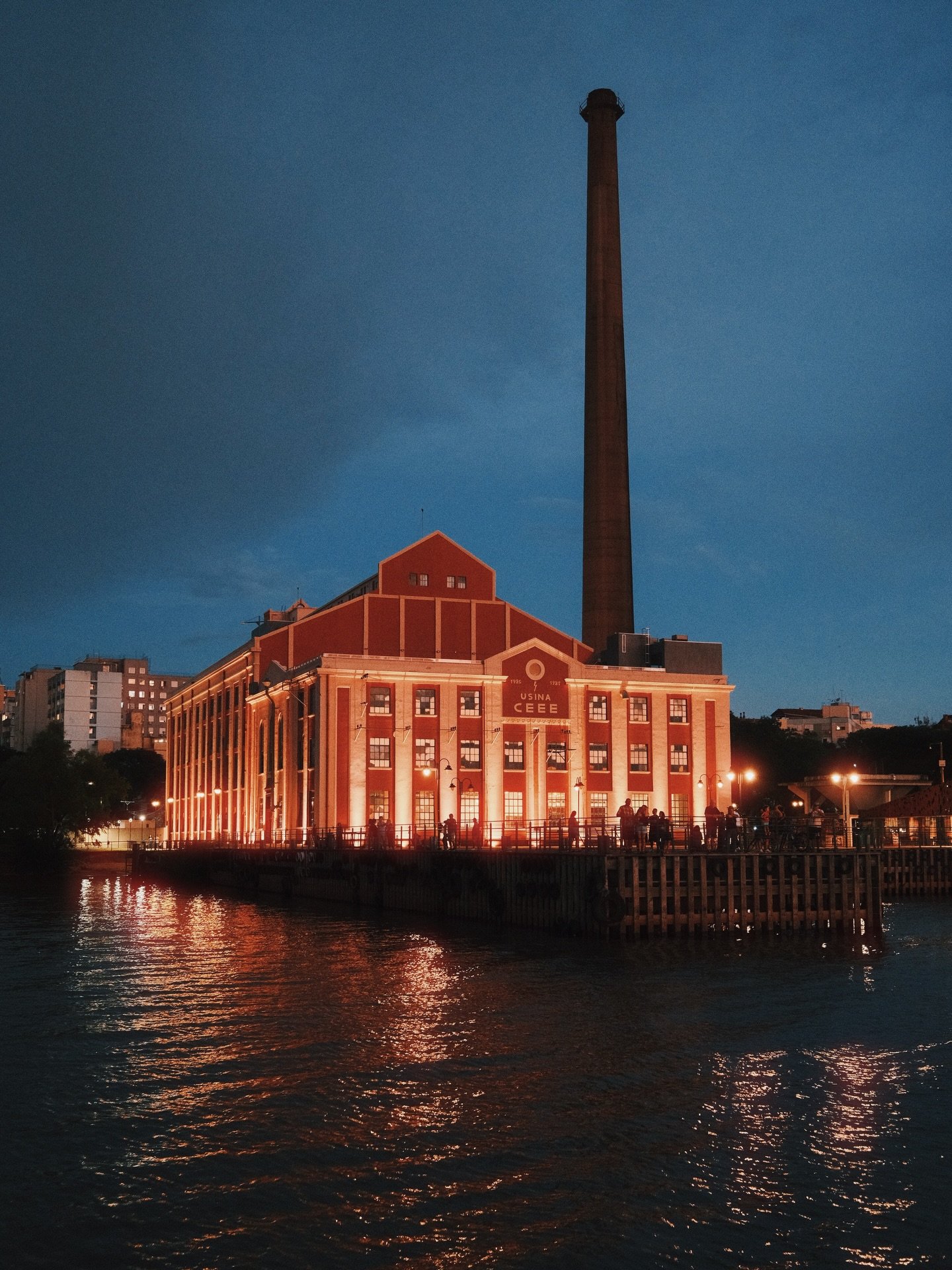 O outro lado de um porto alegre: &eacute; mais bonito ainda ✨🌆🏭🌃⛴️

Enxergar a tua cidade por um novo ponto de vista &eacute; exatamente isso - uma grande surpresa que n&atilde;o tem pre&ccedil;o. Fa&ccedil;am esse passeio e me agrade&ccedil;am de
