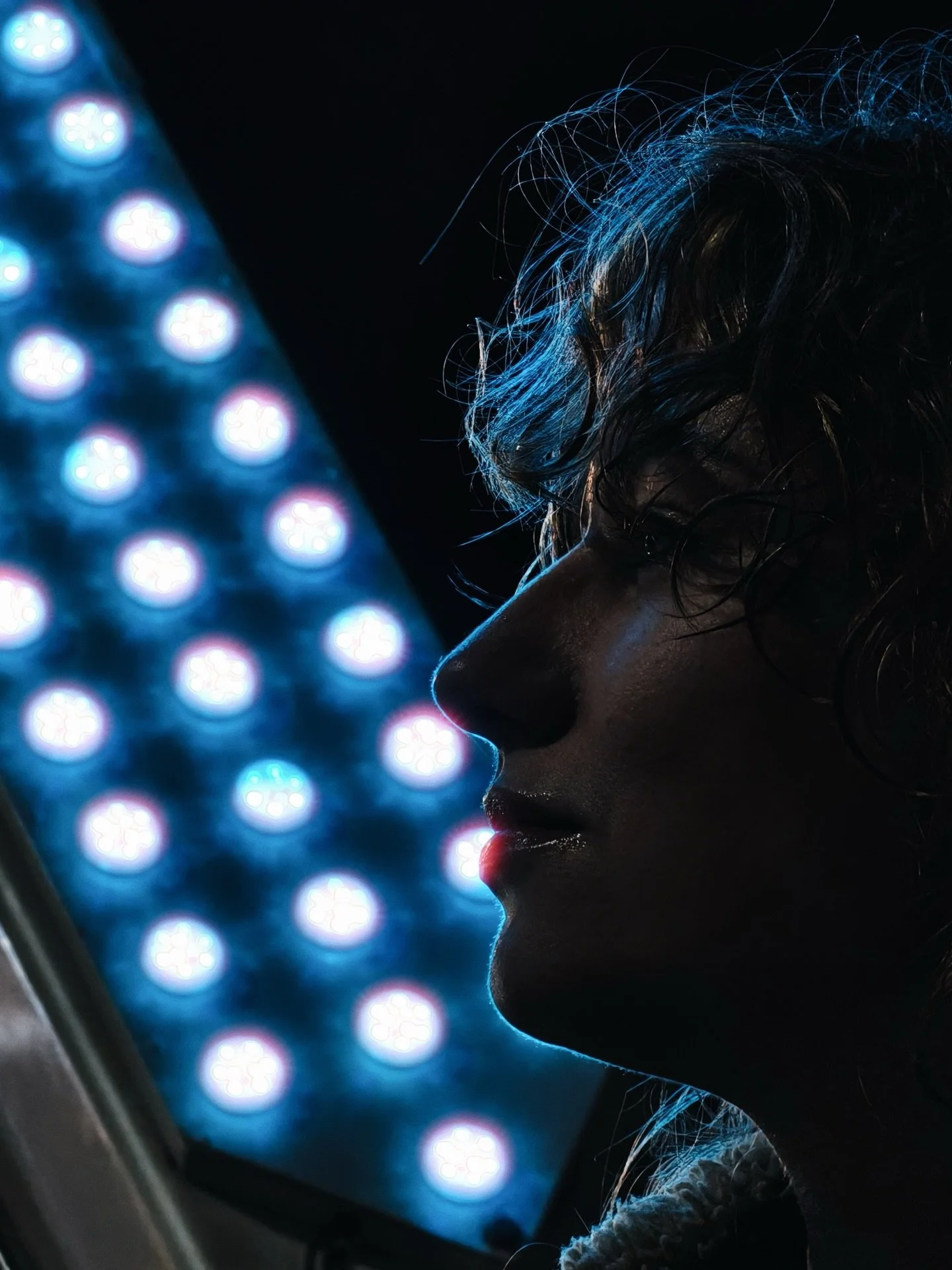 At&eacute; agora tentando entender como um celular foi capaz de captar um retrato com tanta qualidade, textura e defini&ccedil;&atilde;o em uma situa&ccedil;&atilde;o com luz baixa t&atilde;o desafiadora quanto essa. E no bra&ccedil;o, sem trip&eacut