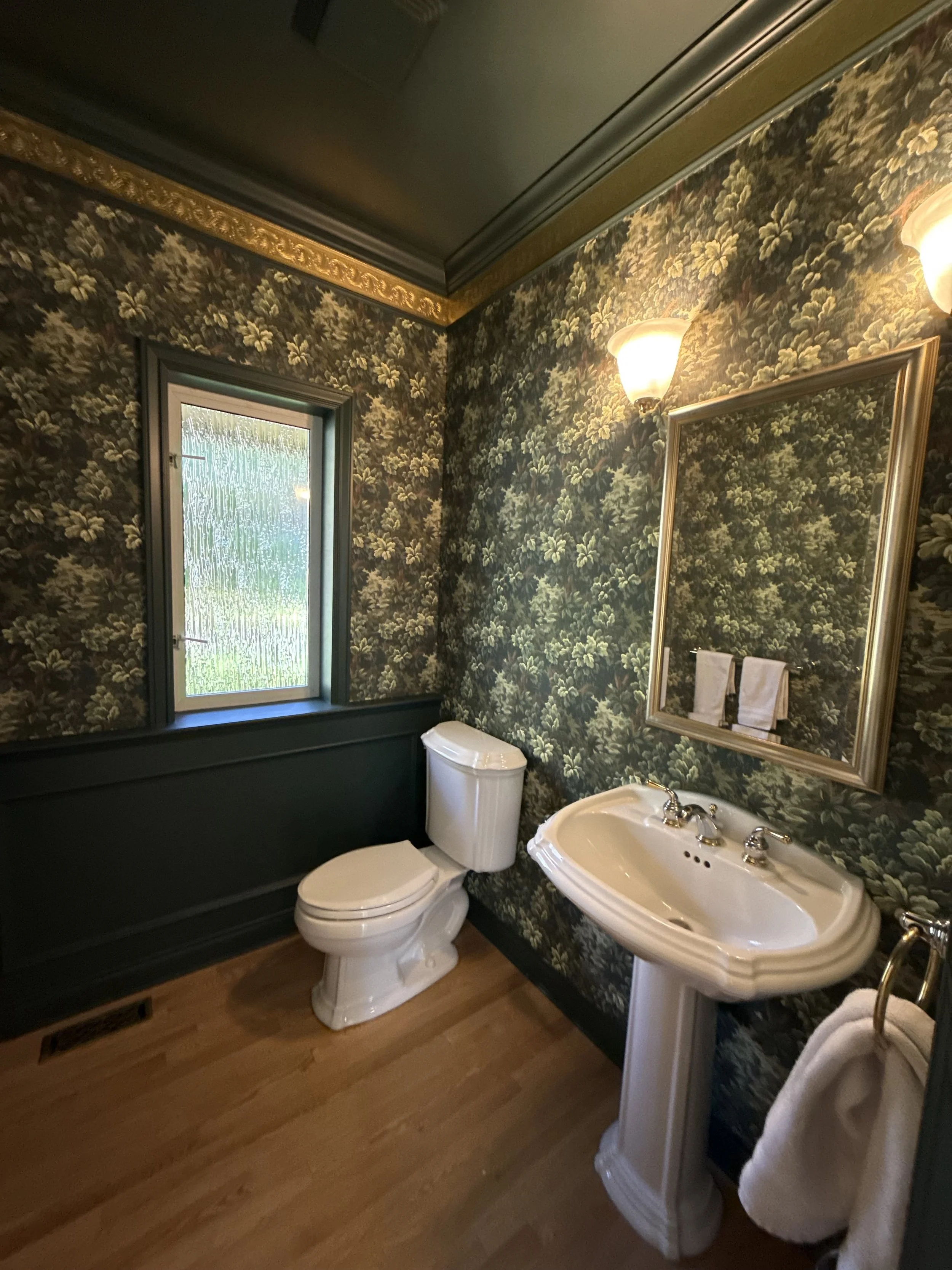 finished repaint of a bathroom, high end repaint, North Vancouver painting company