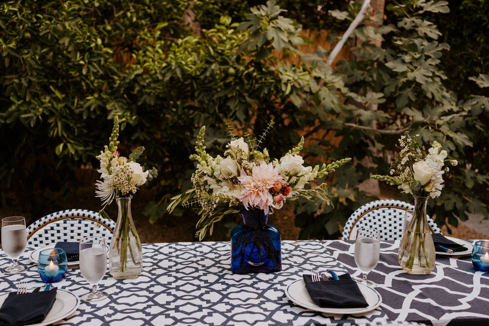 Blue and white backyard wedding tablescape, Holiday House Palm Springs Wedding, Palm Springs Elopement, Photography by Tida Svy