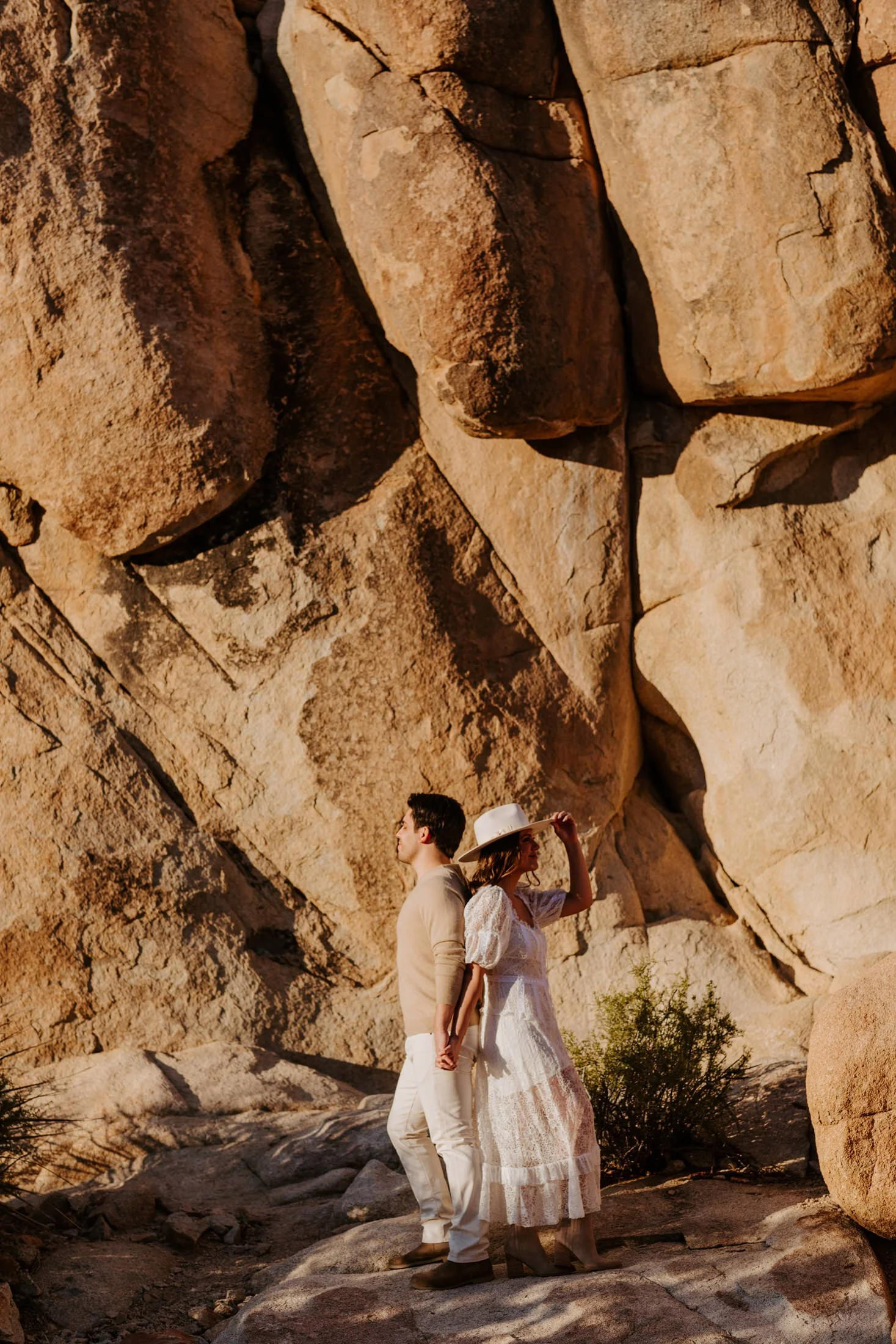 Joshua Tree Engagement Session | Joshua Tree National Park Couples Photos | Joshua Tree  Photographer | Romantic Couples Photos | Golden Hour Desert Photos | Jumbo Rocks