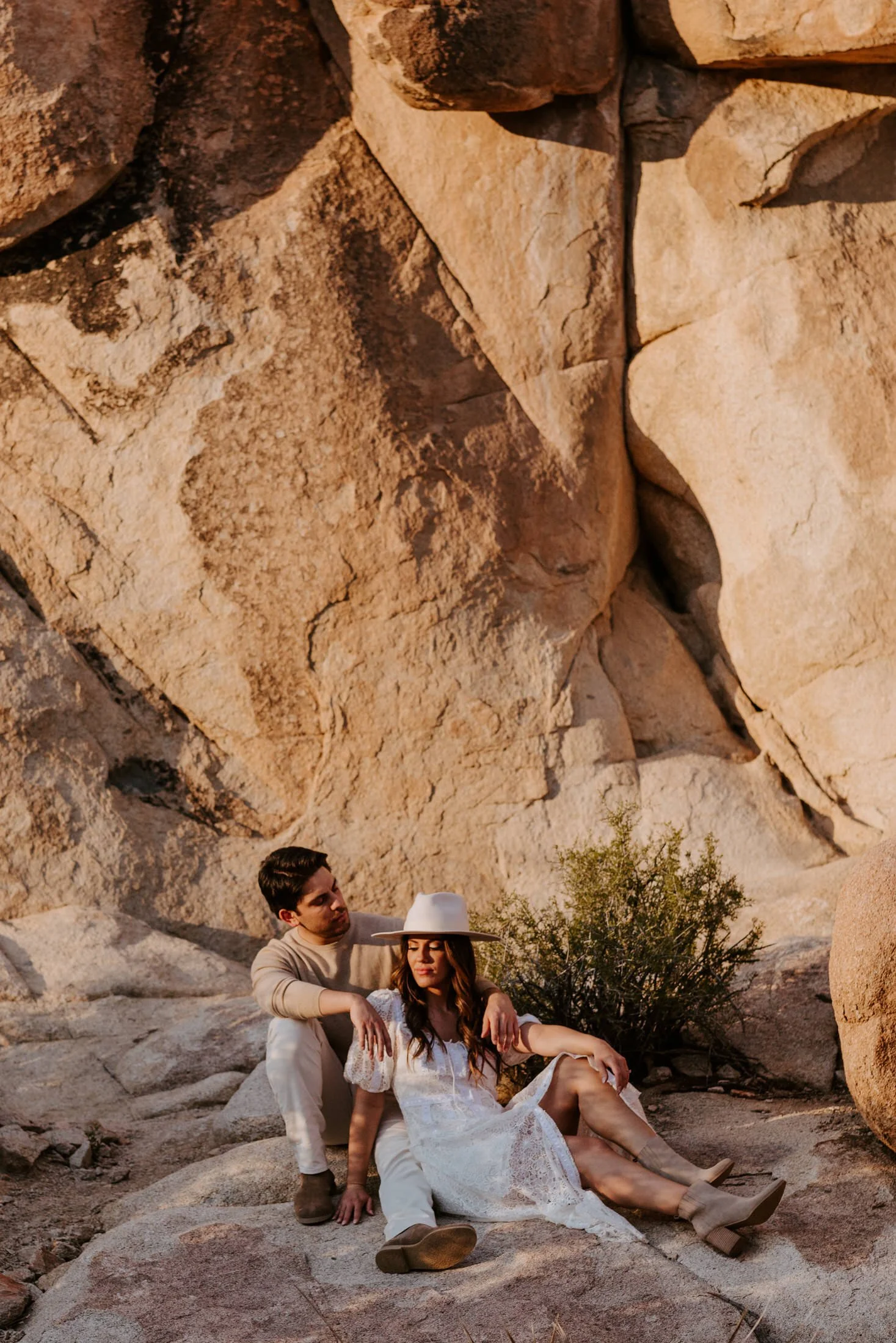 Joshua Tree Engagement Session | Joshua Tree National Park Couples Photos | Joshua Tree  Photographer | Romantic Couples Photos | Golden Hour Desert Photos | Jumbo Rocks
