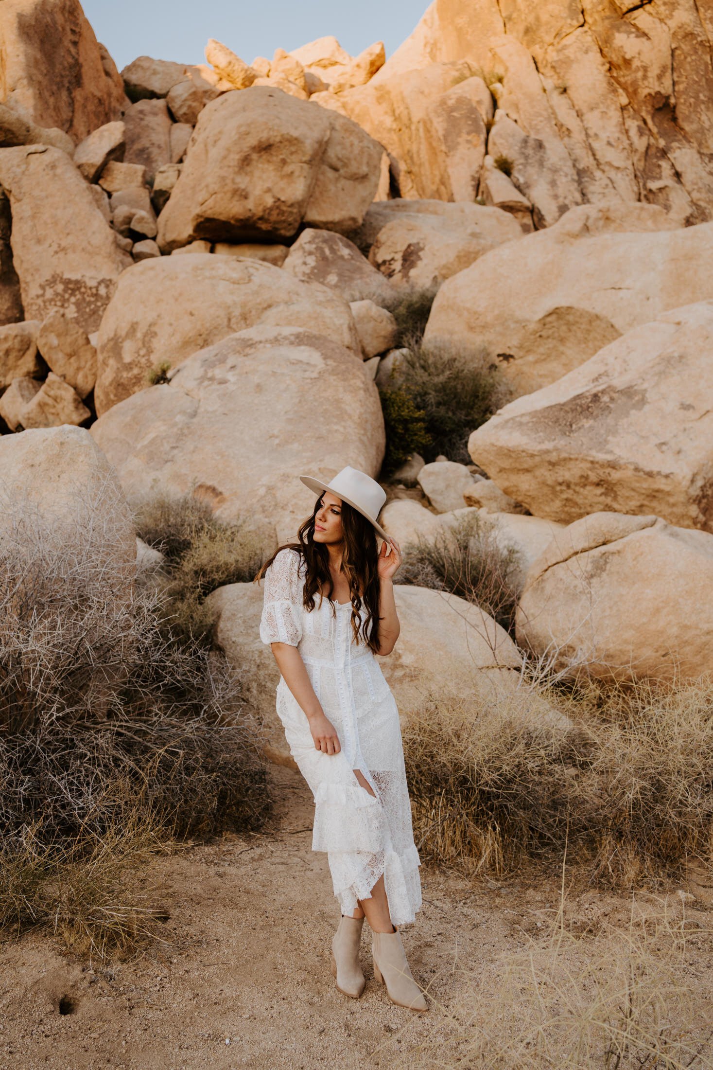 Joshua Tree Engagement Session | Joshua Tree National Park Couples Photos | Joshua Tree  Photographer | Romantic Couples Photos | Golden Hour Desert Photos | Jumbo Rocks
