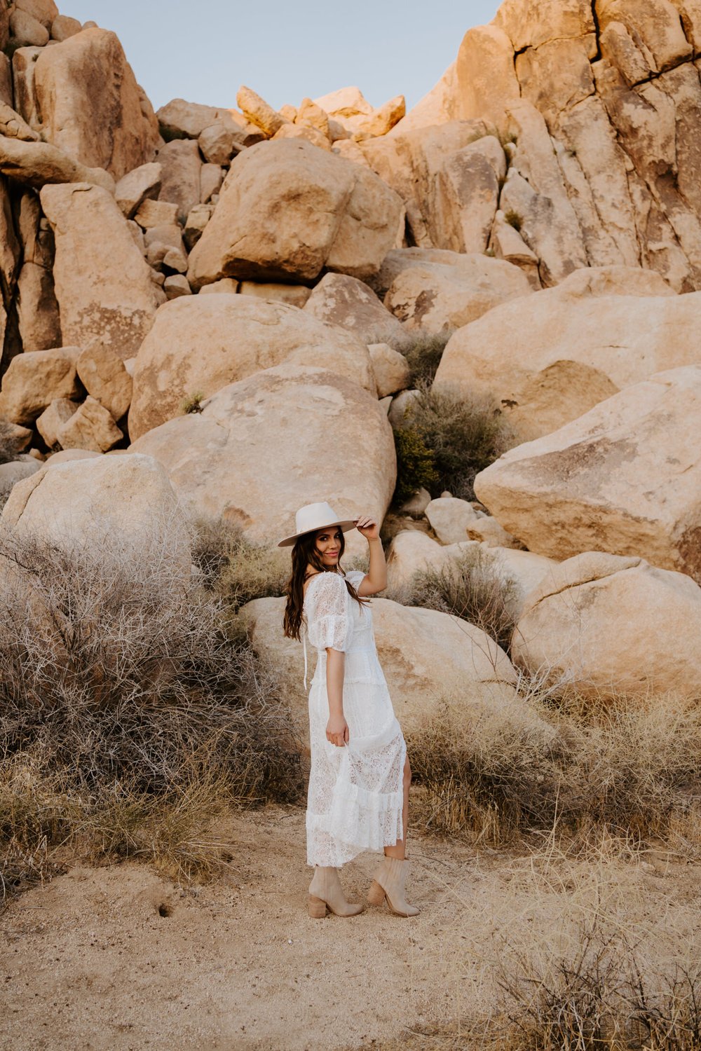 Joshua Tree Engagement Session | Joshua Tree National Park Couples Photos | Joshua Tree  Photographer | Romantic Couples Photos | Golden Hour Desert Photos | Jumbo Rocks