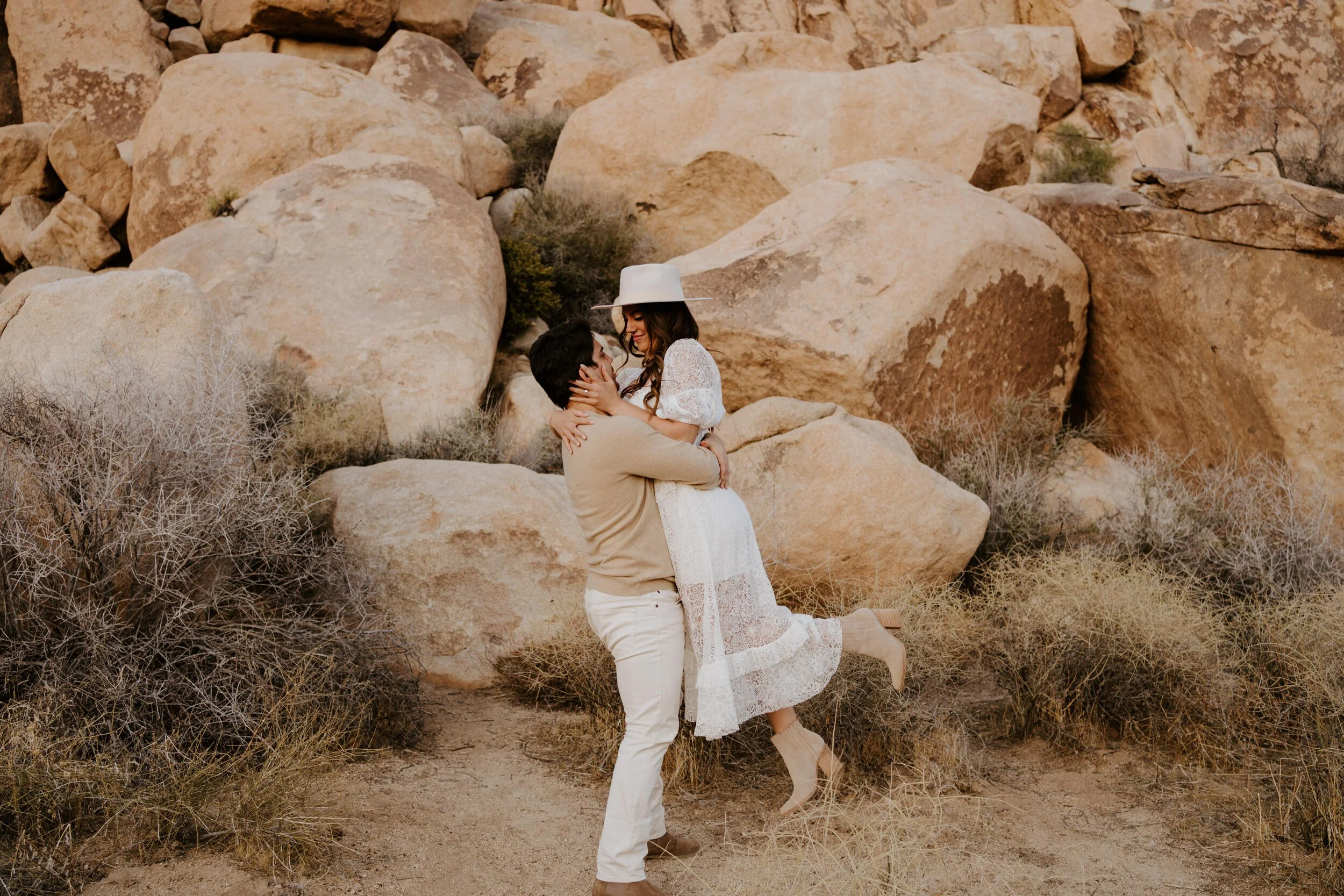 Joshua Tree Engagement Session | Joshua Tree National Park Couples Photos | Joshua Tree  Photographer | Romantic Couples Photos | Golden Hour Desert Photos | Jumbo Rocks