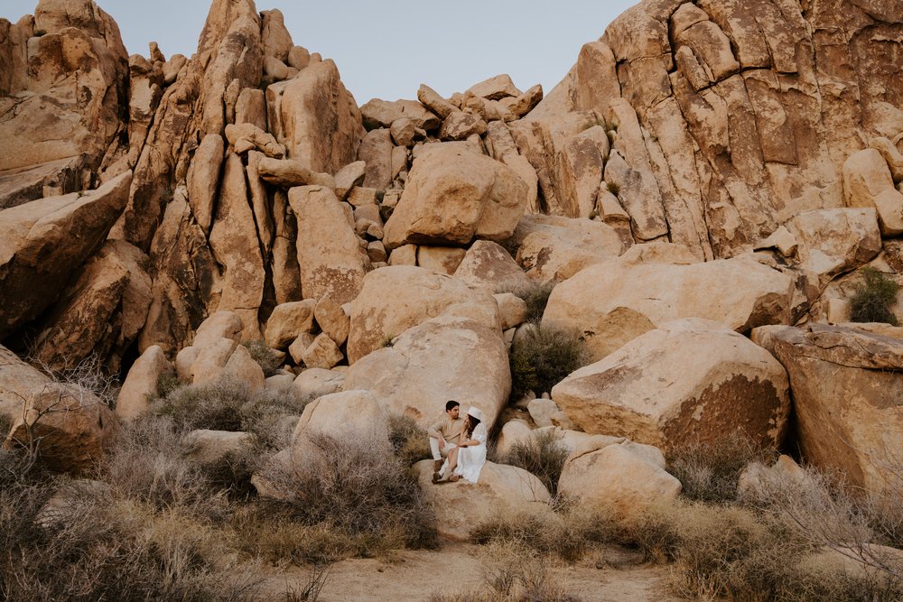 Joshua Tree Engagement Session | Joshua Tree National Park Couples Photos | Joshua Tree  Photographer | Romantic Couples Photos | Golden Hour Desert Photos | Jumbo Rocks