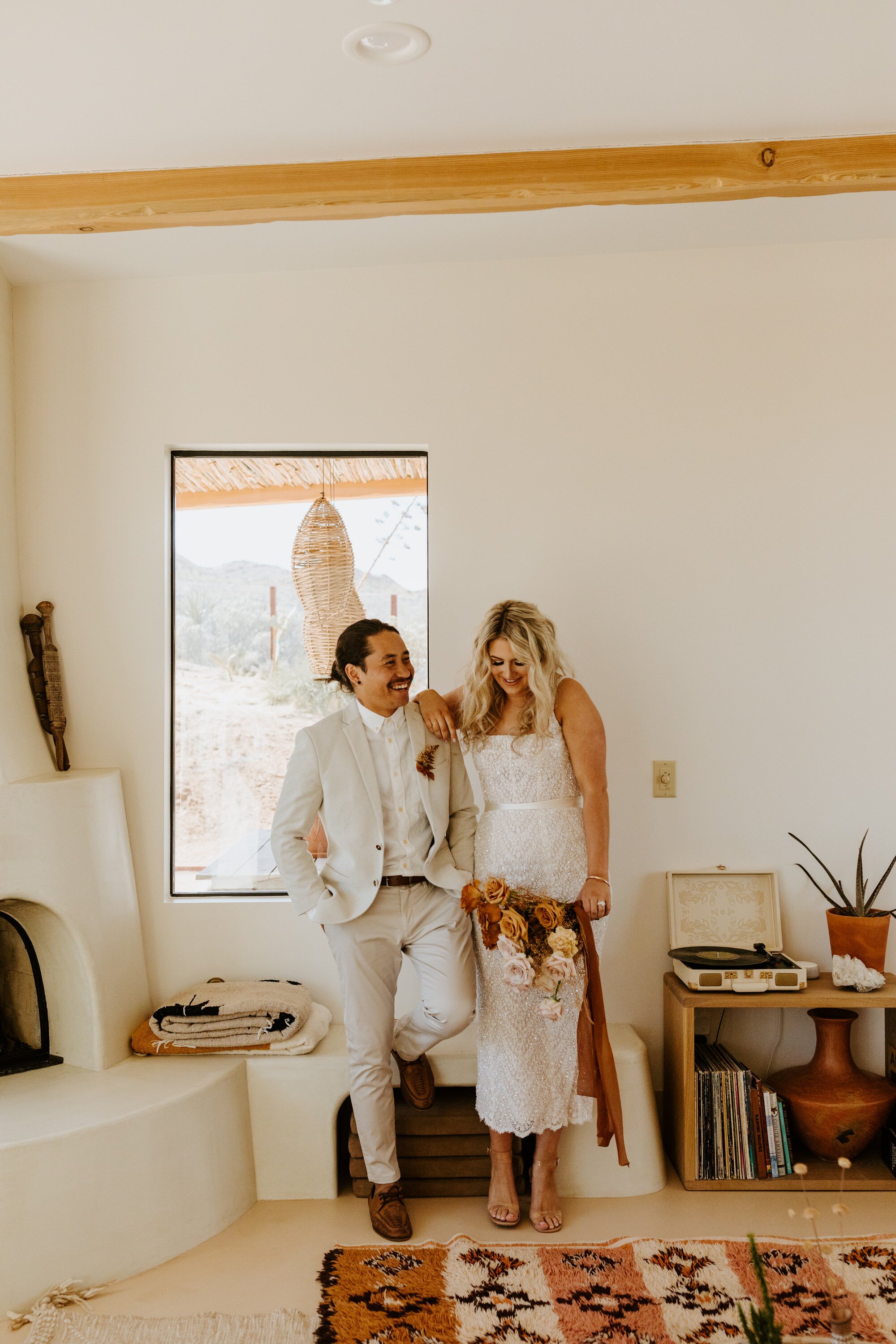 Boho Joshua Tree elopement at Desert Wild JT airbnb | Dried palm leaves, pampas grass, neutral rust florals | Tida Svy | www.tidasvy.com