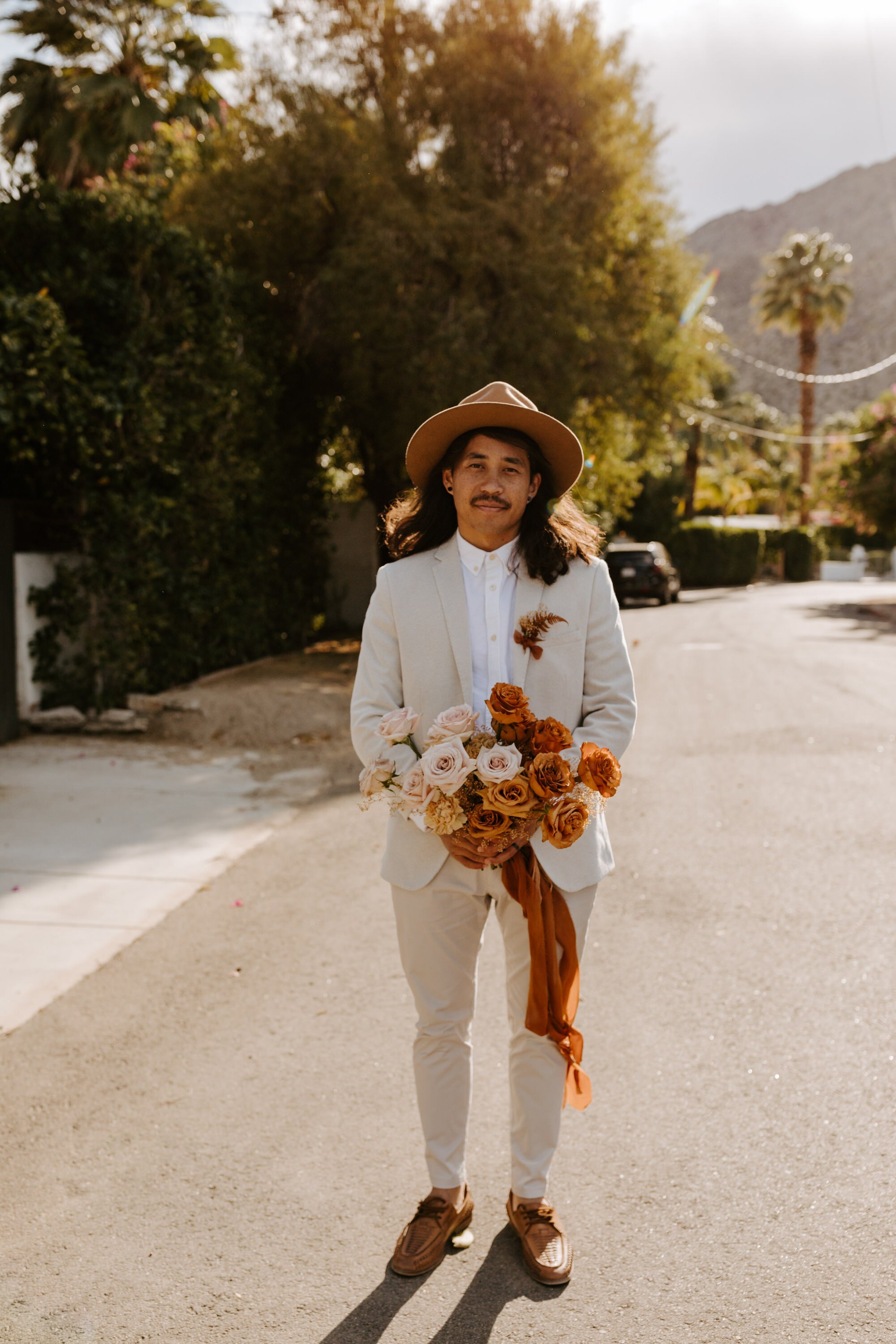 Palm Springs elopement | Beige groom suit with rust fedora | Neutral ombre bouquet with rust ribbon | Palm Springs Wedding Photographer | Tida Svy | www.tidasvy.com