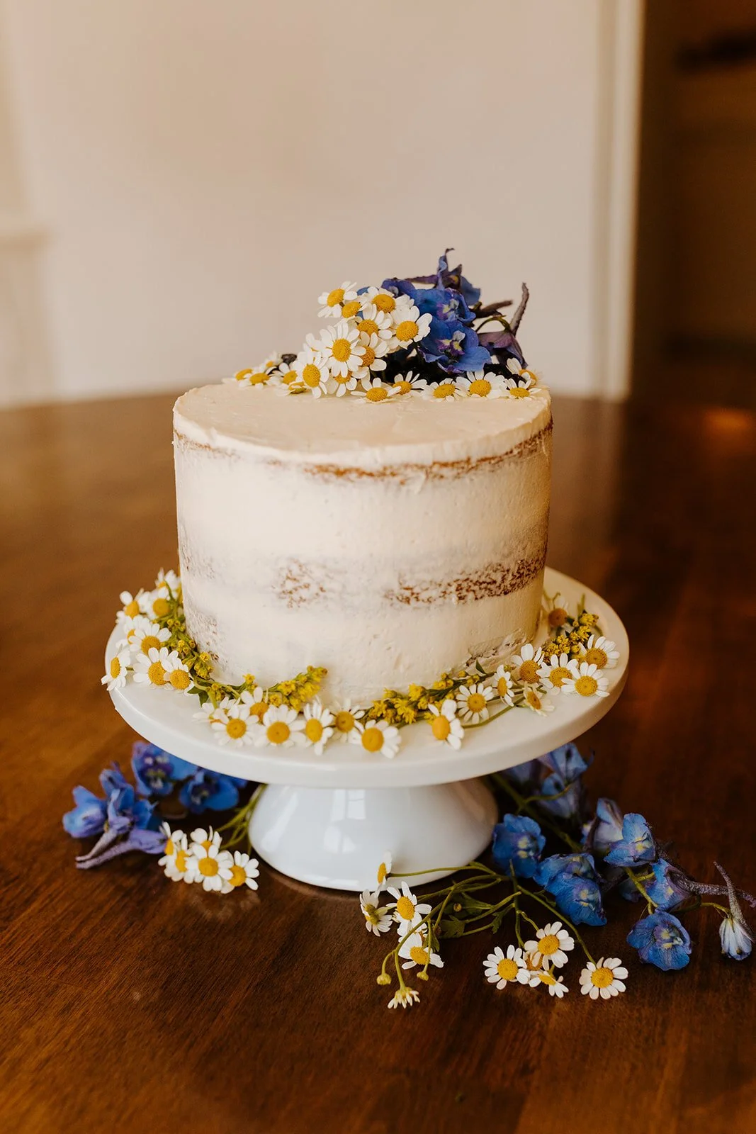 Small boho wedding cake, Los Angeles airbnb wedding, zoom wedding, virtual wedding, covid wedding, Los Angeles elopement, Los Angeles Wedding Photographer, Photo by Tida Svy | www.tidasvy.com