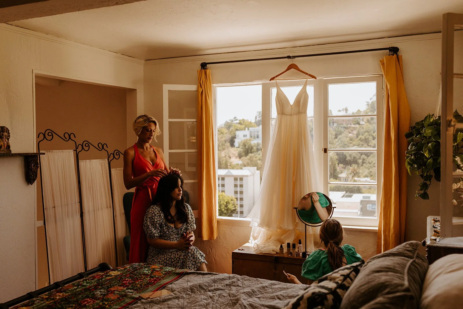 Bridal party getting ready, Los Angeles airbnb wedding, zoom wedding, virtual wedding, covid wedding, Los Angeles elopement, Los Angeles Wedding Photographer, Photo by Tida Svy | www.tidasvy.com