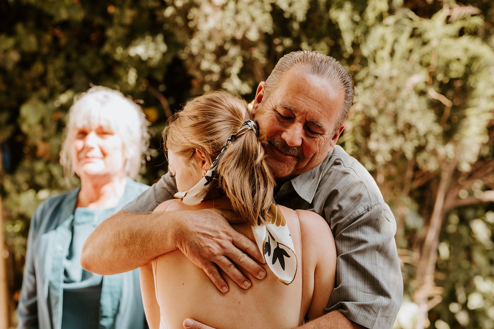 Bride hugging family, Los Angeles airbnb wedding, zoom wedding, virtual wedding, covid wedding, Los Angeles elopement, Los Angeles Wedding Photographer, Photo by Tida Svy | www.tidasvy.com