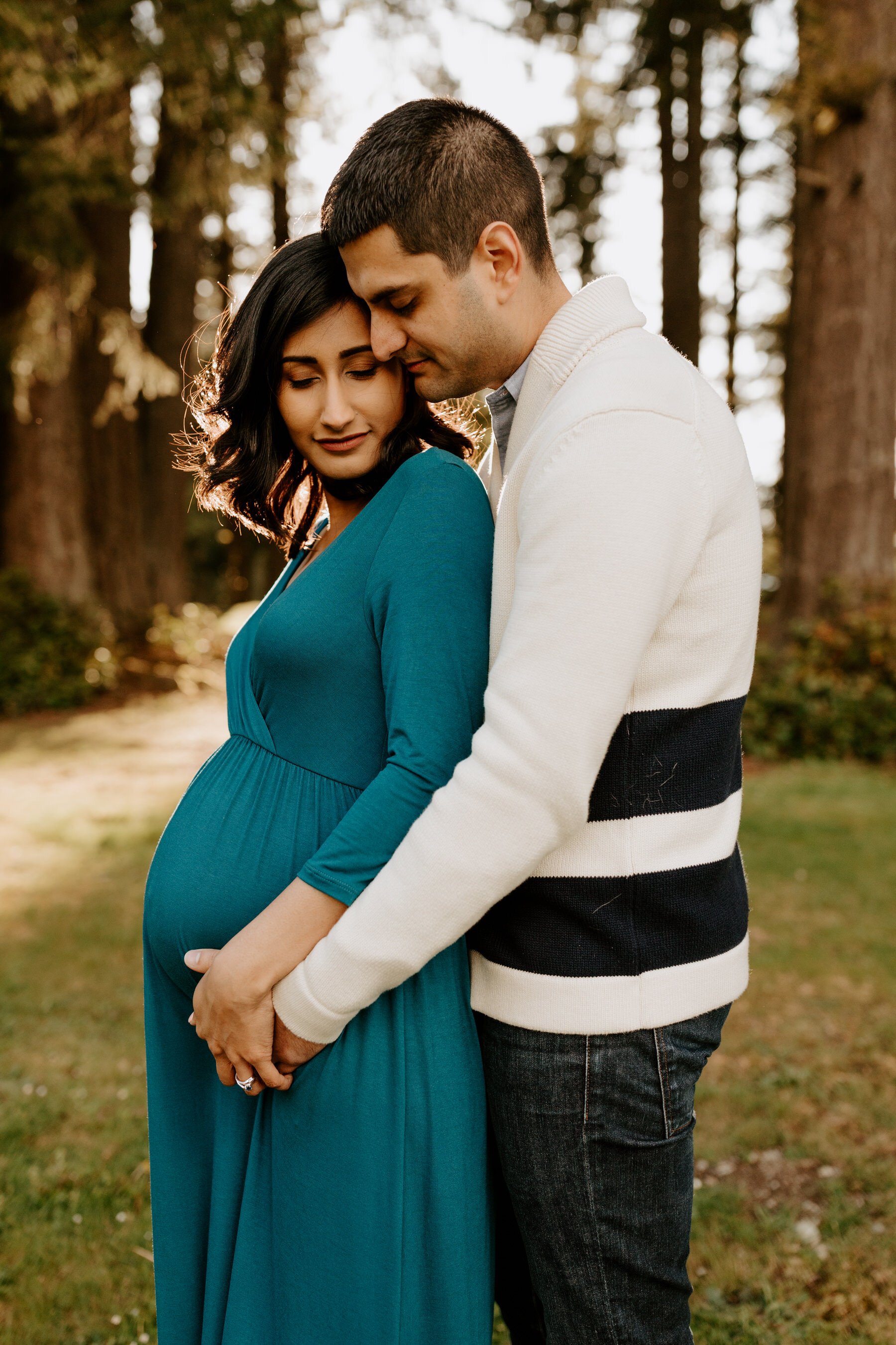 Seattle Maternity Photos | Outdoor forest golden hour maternity session at Lake Wilderness Park in Maple Valley, WA | Tida Svy | www.tidasvy.com