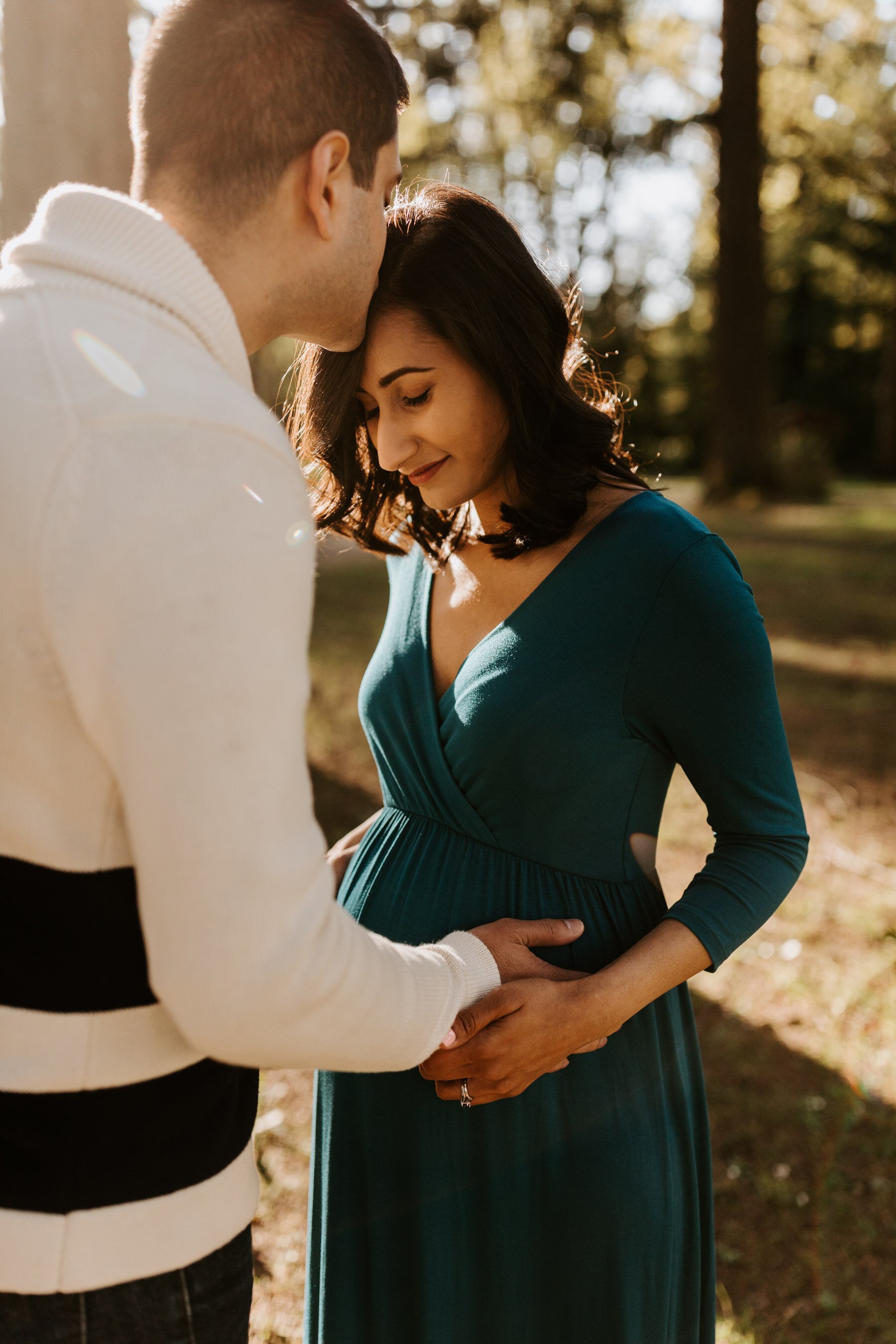 Seattle Maternity Photos | Outdoor forest golden hour maternity session at Lake Wilderness Park in Maple Valley, WA | Tida Svy | www.tidasvy.com