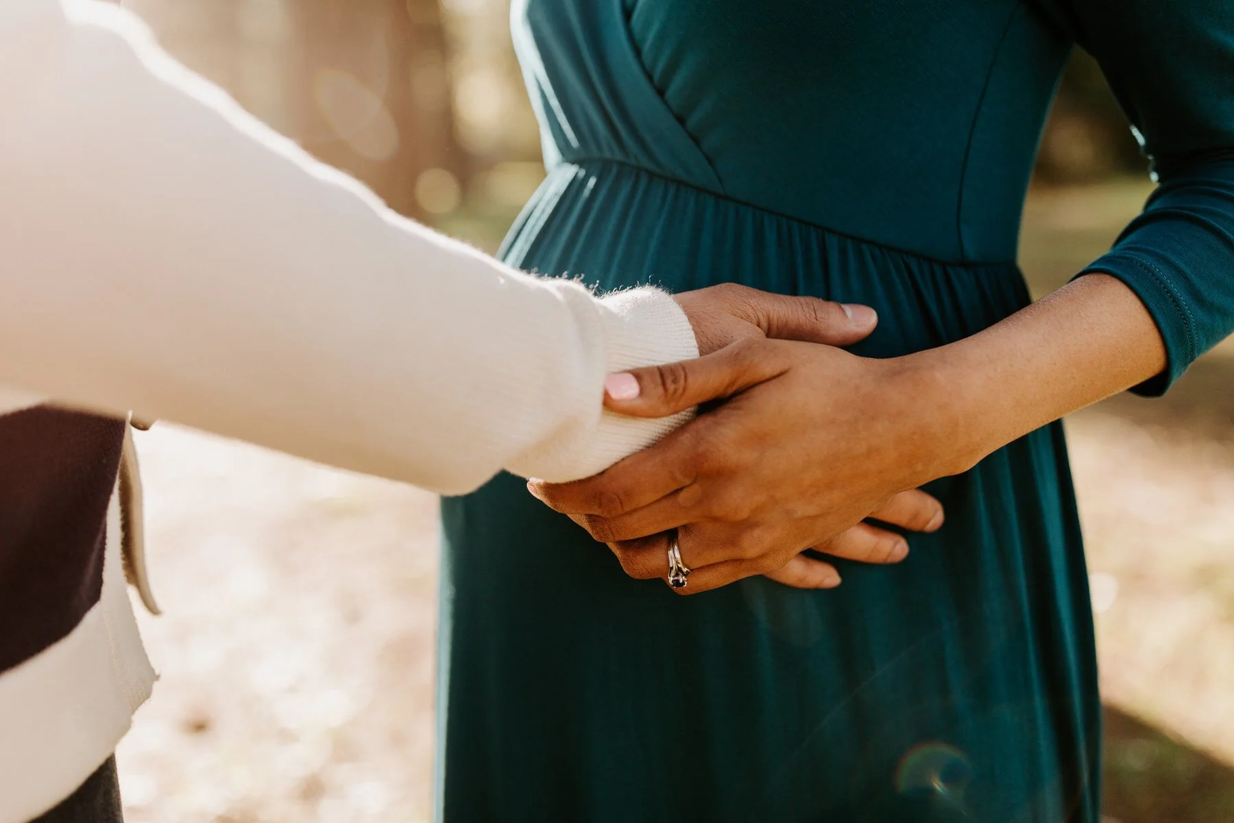 Seattle Maternity Photos | Outdoor forest golden hour maternity session at Lake Wilderness Park in Maple Valley, WA | Tida Svy | www.tidasvy.com