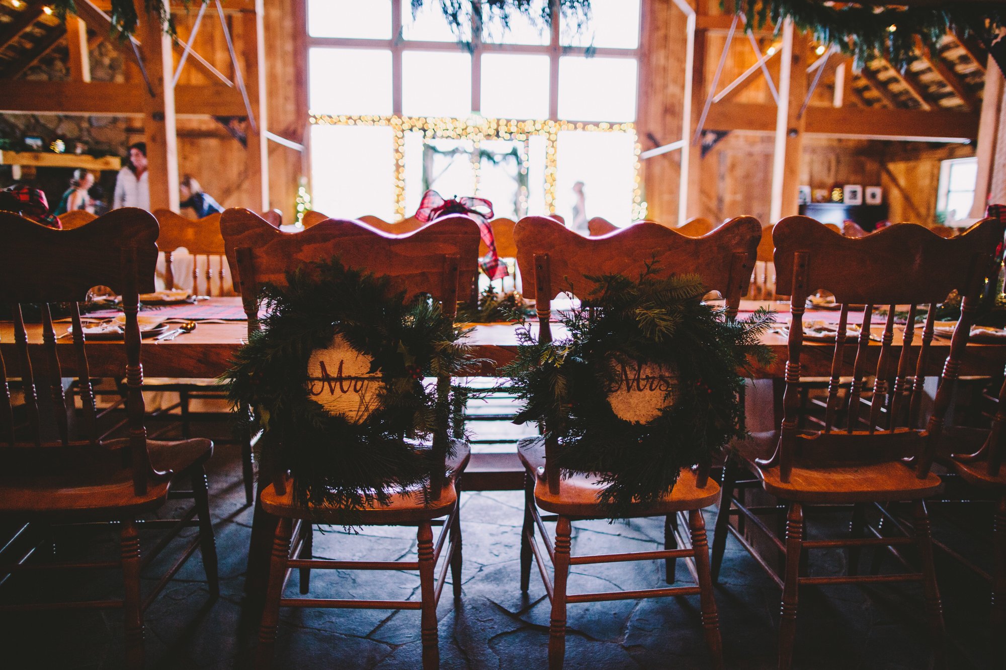 Cattle Barn Wedding in the Christmas Winter Snow | Cle Elum Wedding | Pacific Northwest Winter Wedding | Christmas Themed Wedding | Tida Svy Photography | www.tidasvy.com