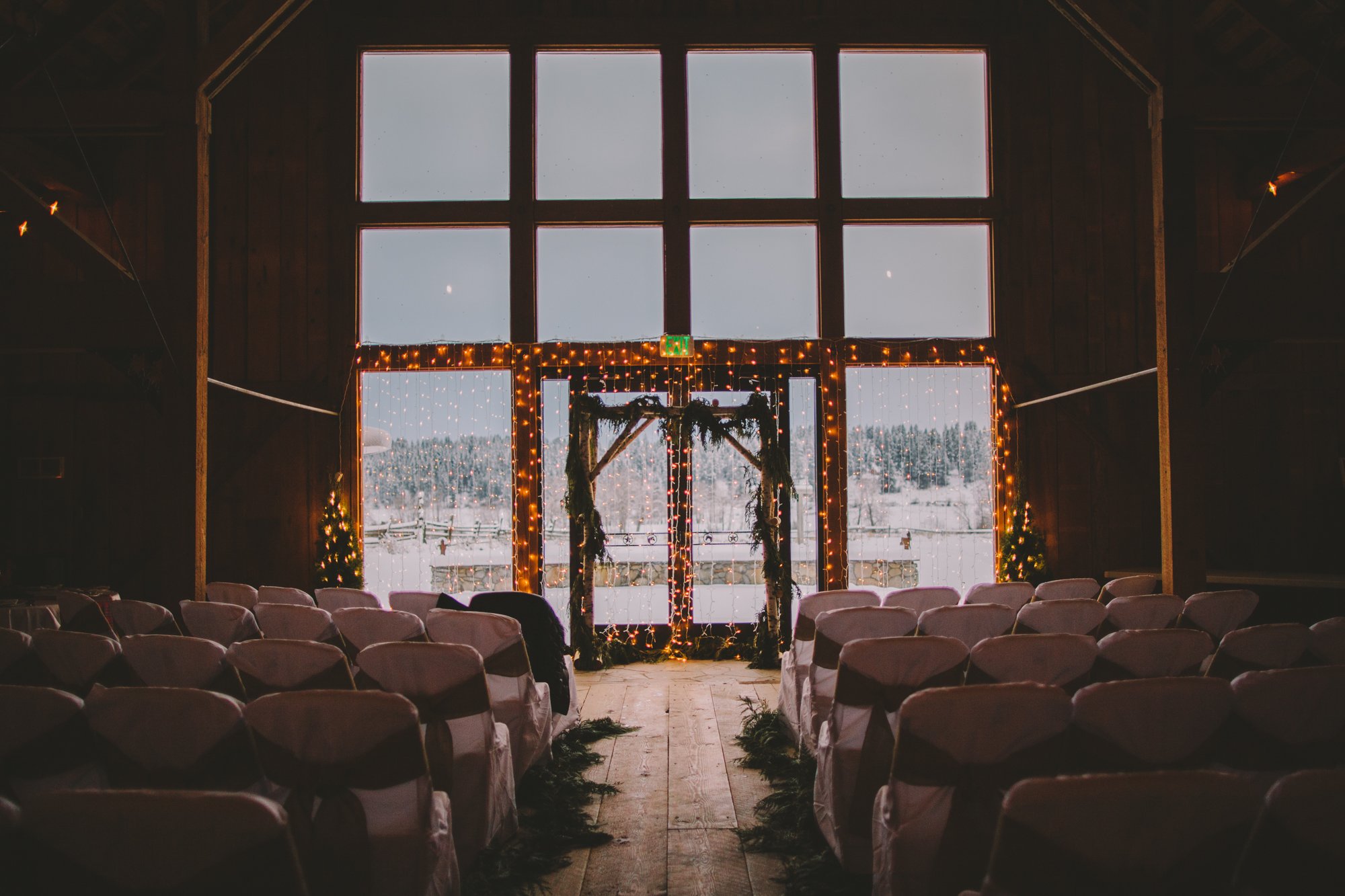 Cattle Barn Wedding in the Christmas Winter Snow | Cle Elum Wedding | Pacific Northwest Winter Wedding | Christmas Themed Wedding | Tida Svy Photography | www.tidasvy.com