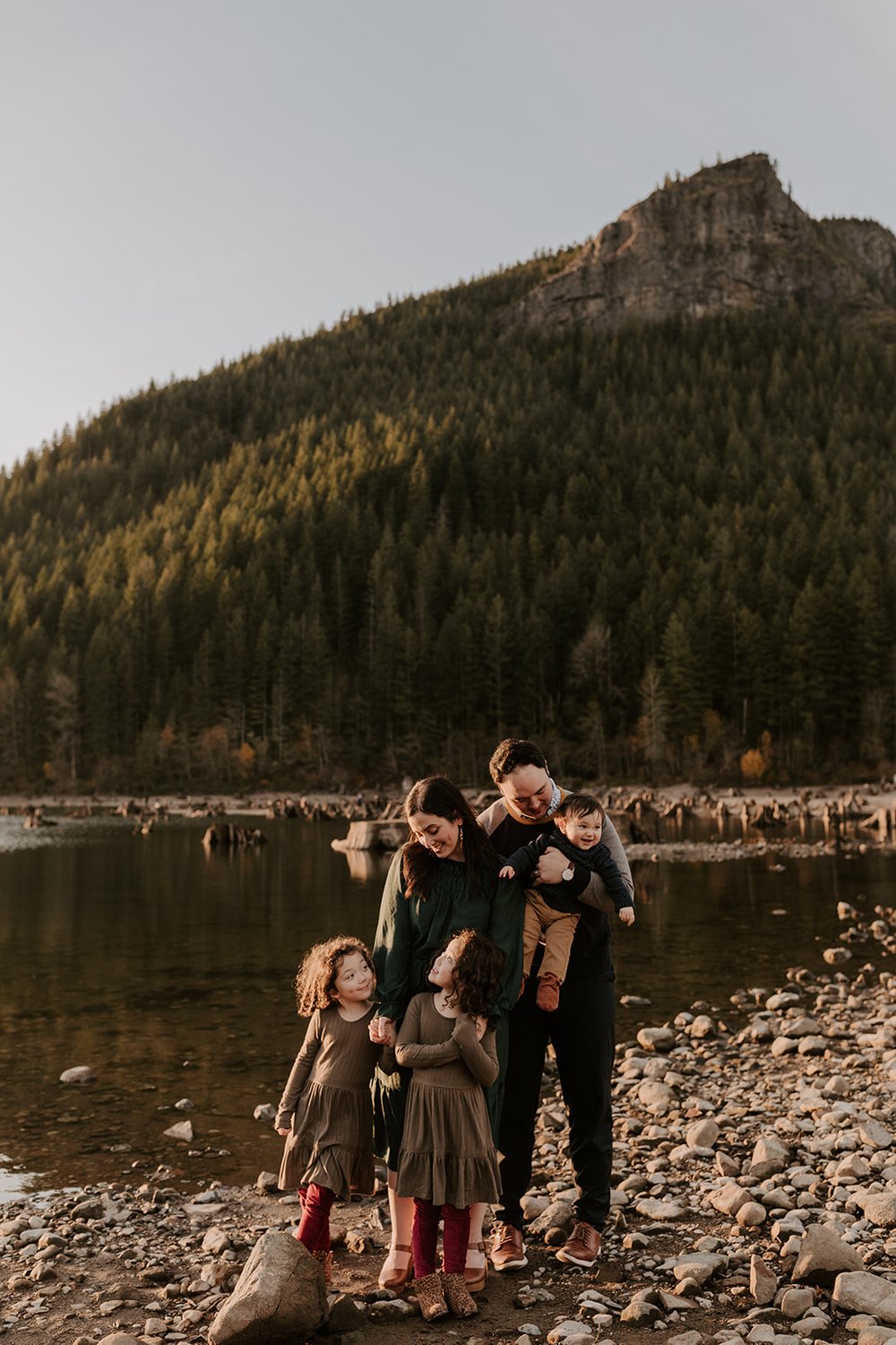 Rattlesnake lake family photos | fall family photo color palette | fall family photo inspo | photo by Tida Svy Photography