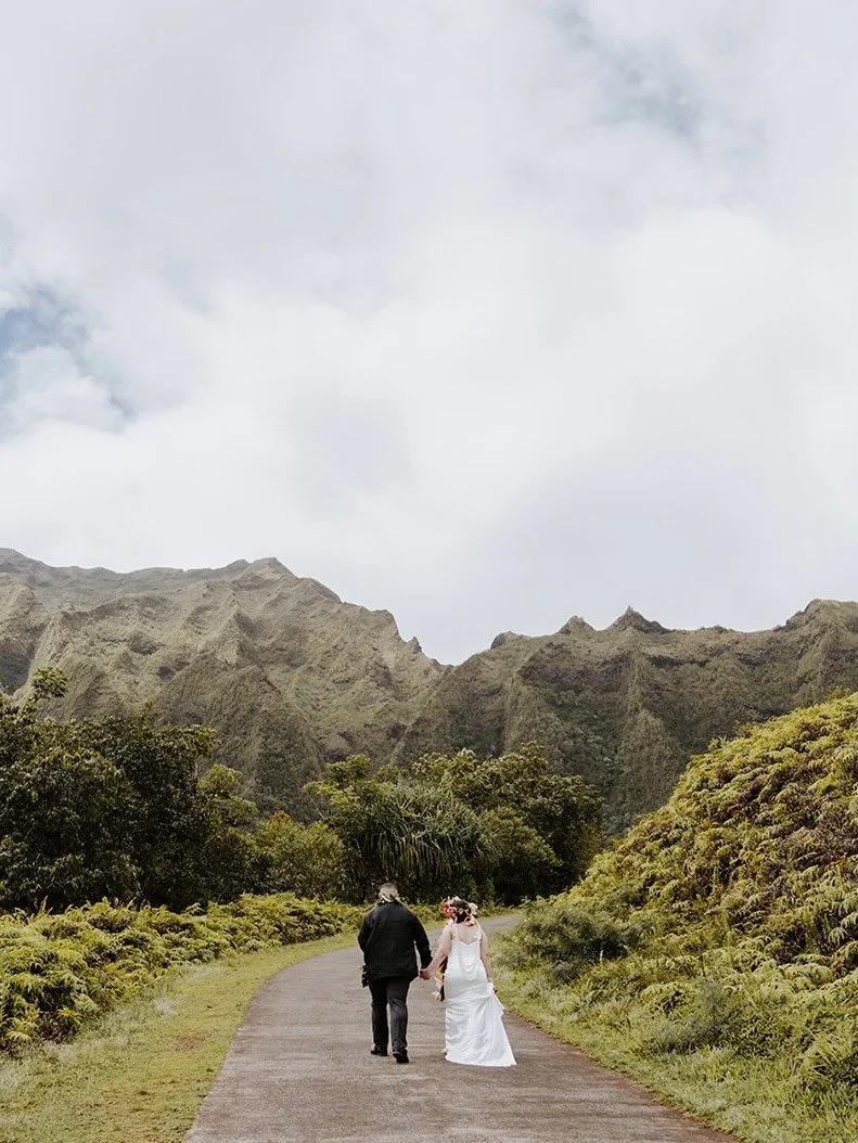 Throwback to EJ + Leigh&rsquo;s intimate wedding in Hawaii. Swipe for the sweetest first look 😭