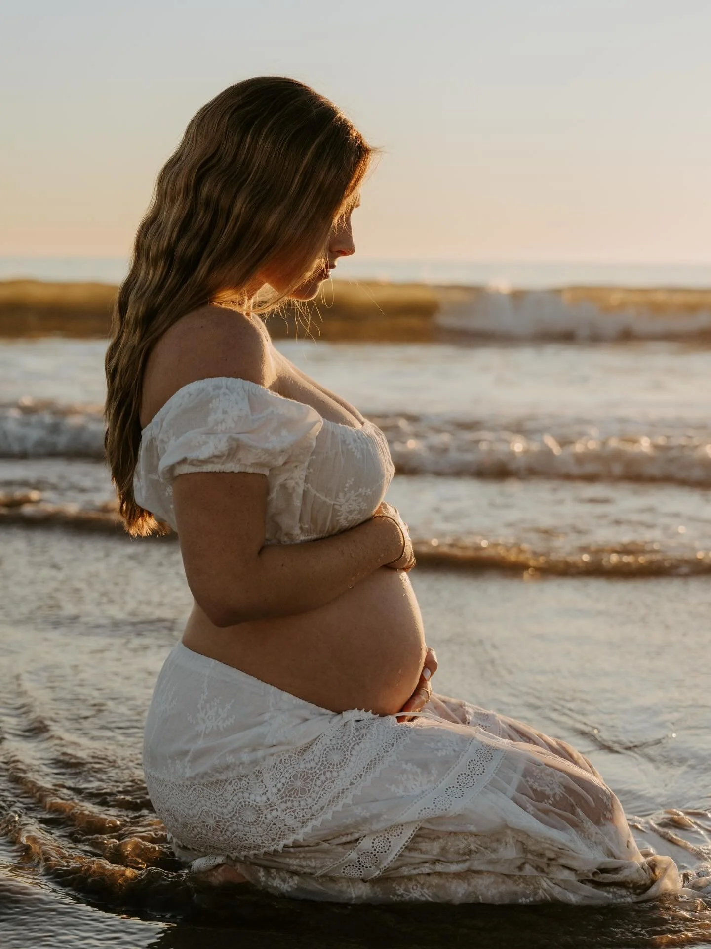 Mixture of digital and film 🎞️ for this special maternity session with @carterevejewelry ✨